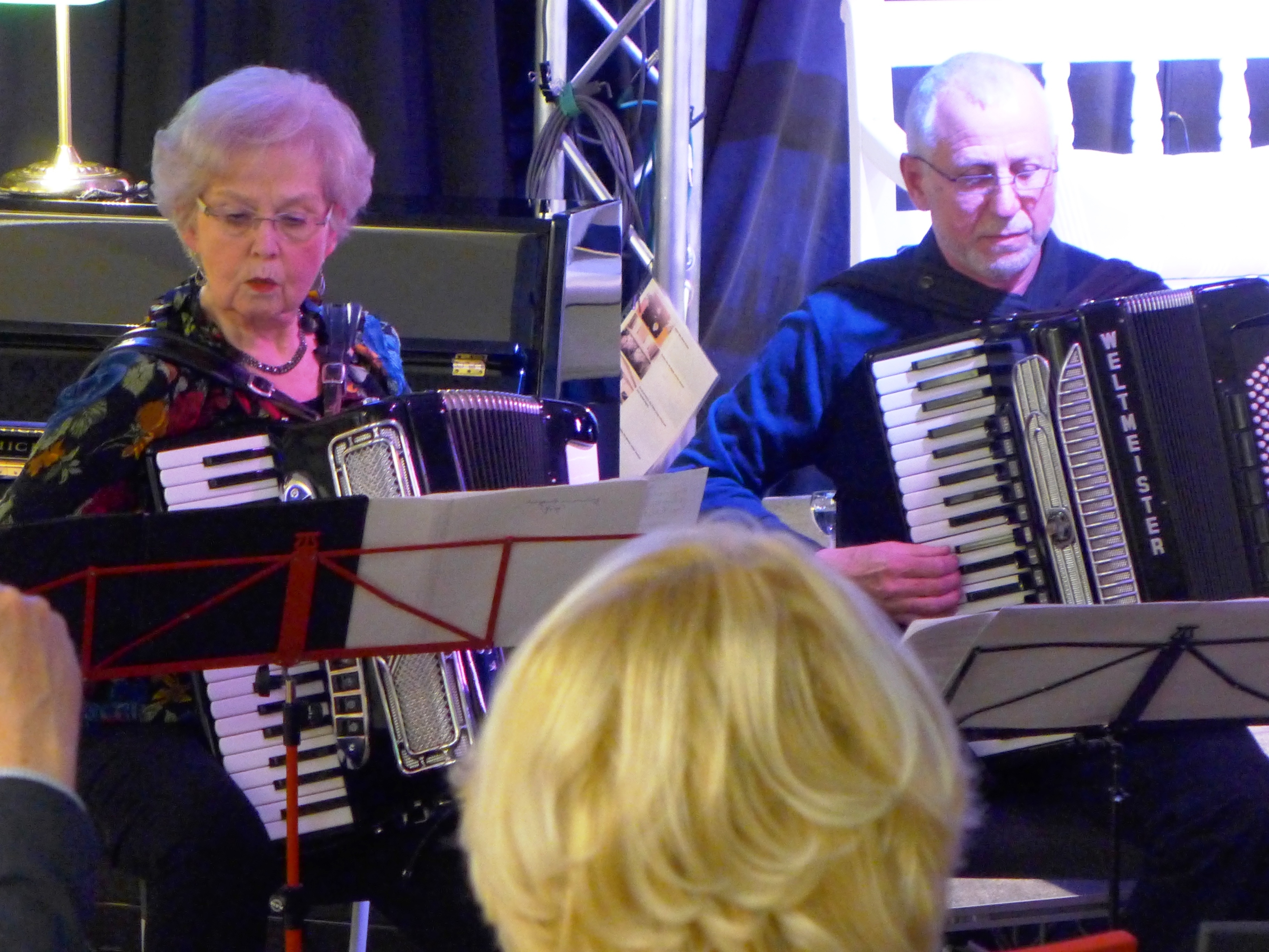Ursula Haake und Andreas Gutmann beim Akkordeon-Vorspiel. (Foto Emons)