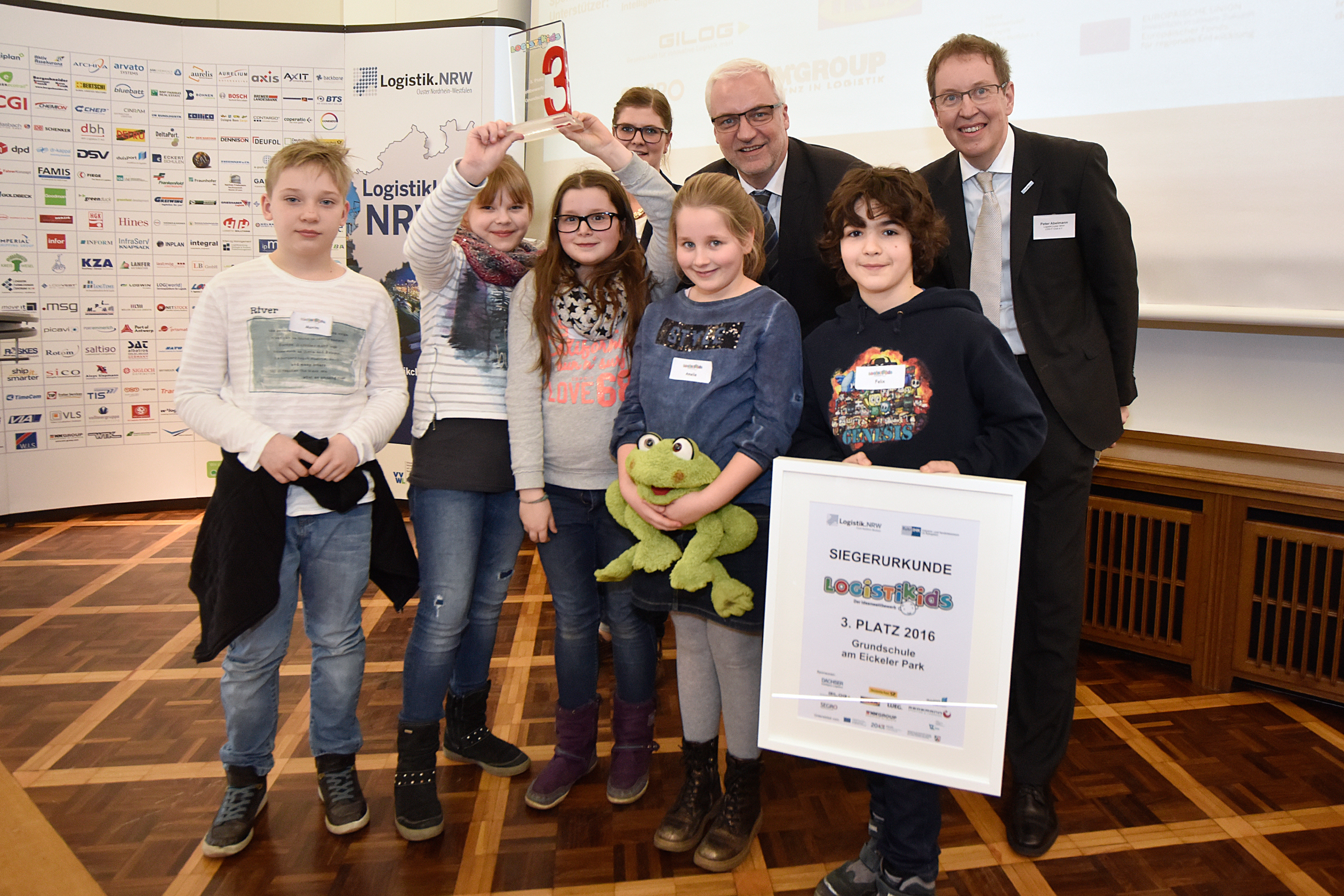 NRW-Wirtschaftsminister Garrelt Duin gratulierte den Drittplatzierten und übergab einen Pokal und eine Urkunde.