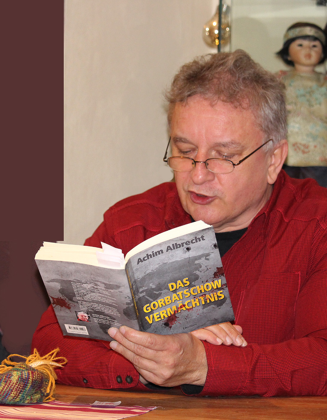 Professor und Autor Achim Albrecht im Cafè Mailin Unna