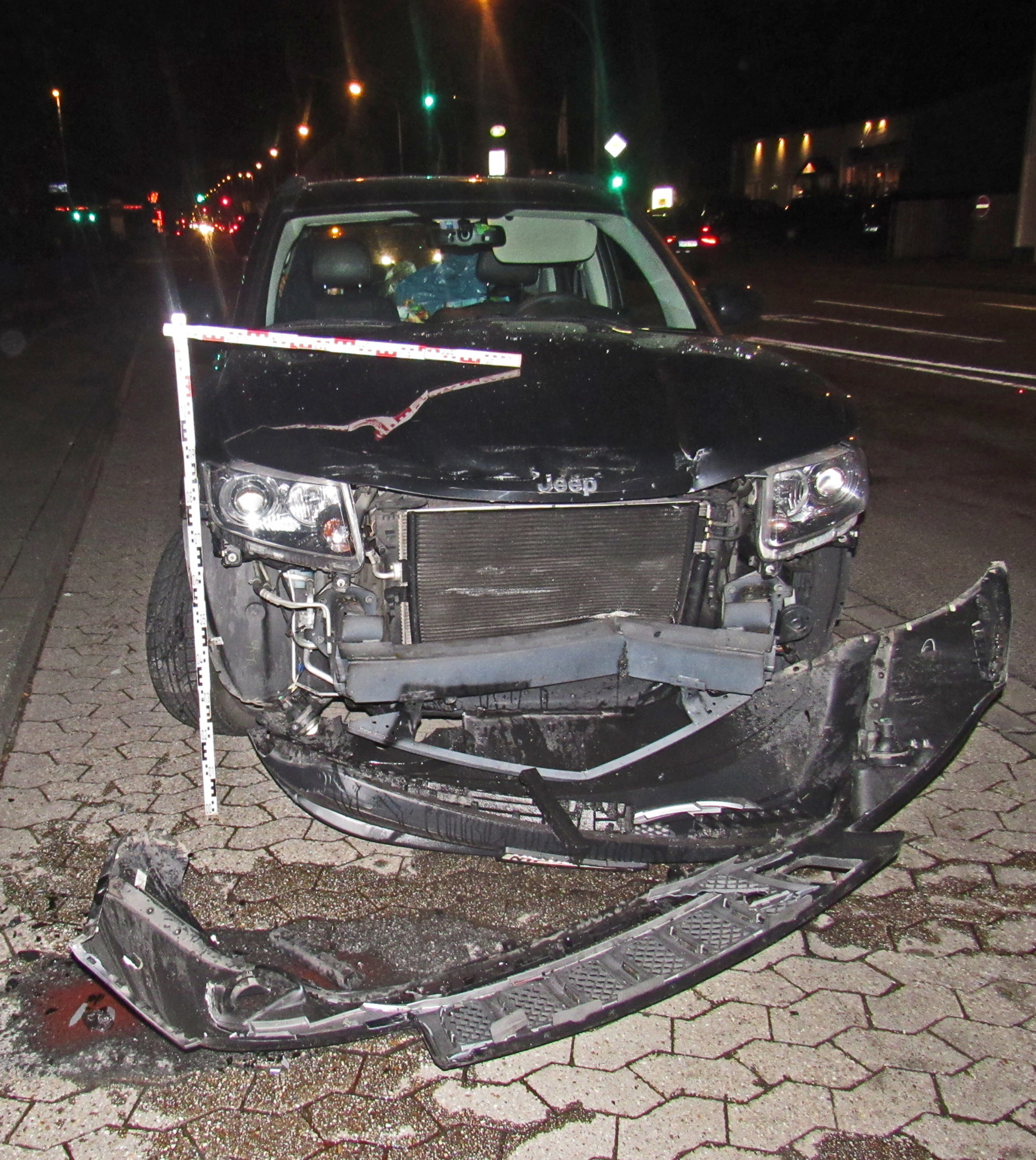 Der Jeep fuhr auf einen Ford auf.