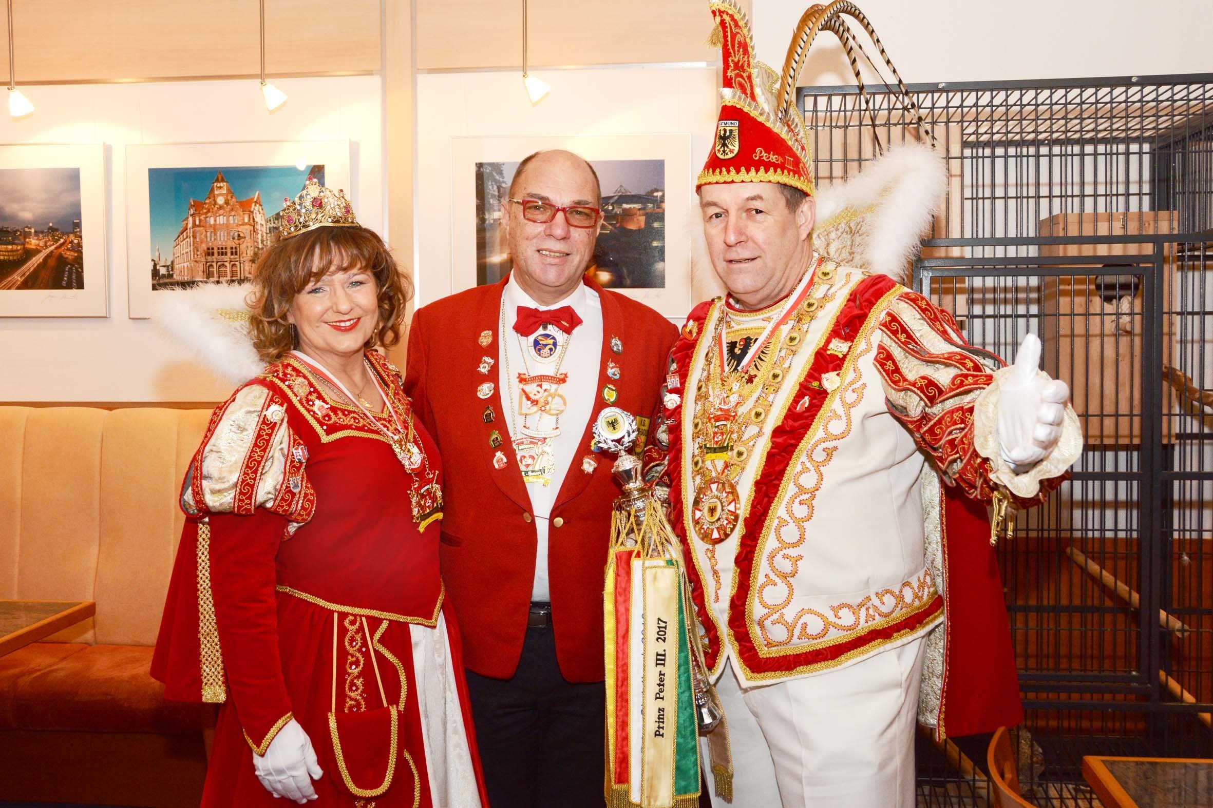 Eleonore I. und Peter III. umrahmen den zweiten Rot-Gold-Vorsitzenden Ralf Lawicki.