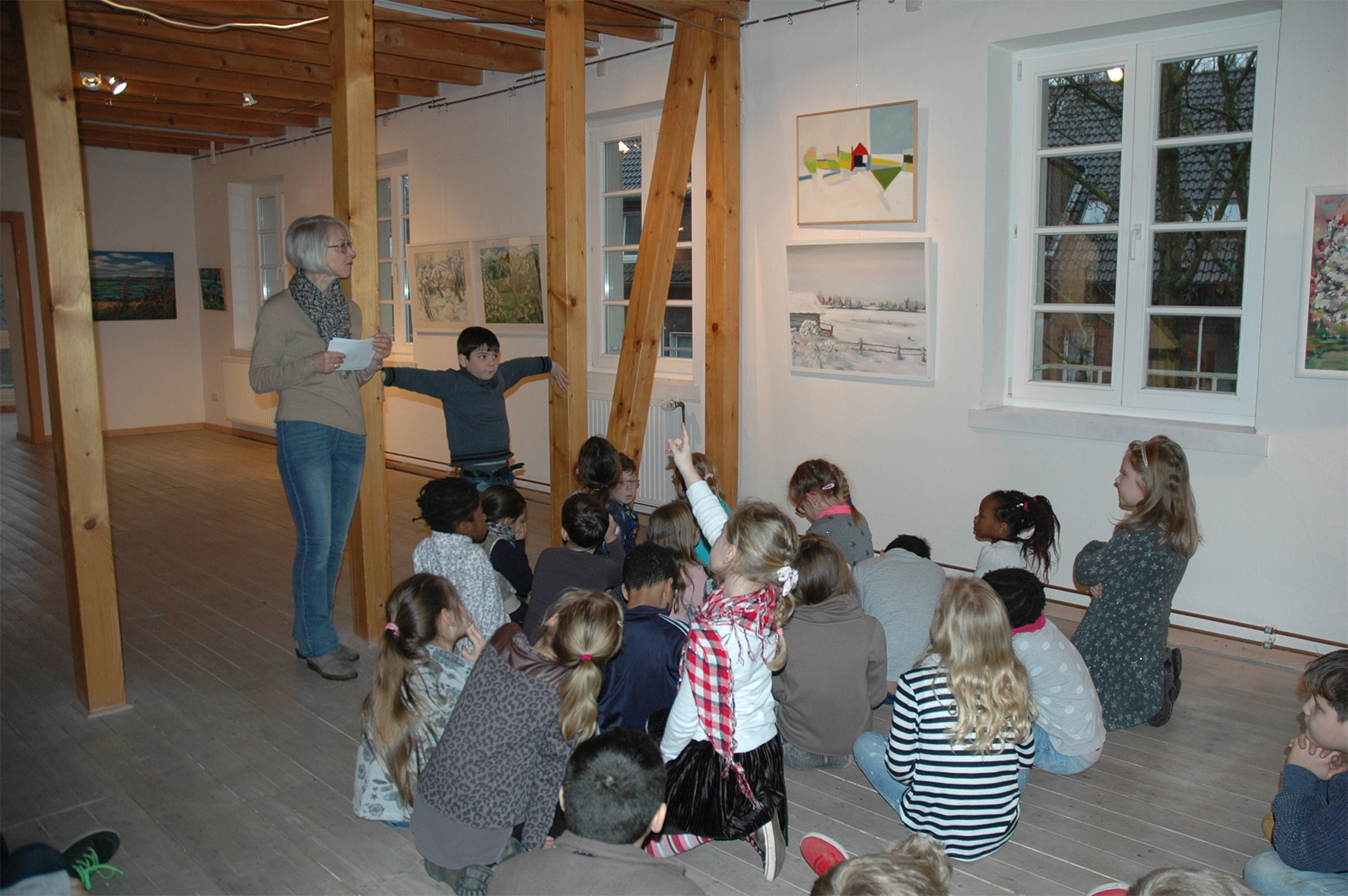 Gemeinsam mit Irmgard Freischlad unternehmen die Dionysiusschüler einen Rundgang durch die Ausstellung. Fotos: Brändlein
