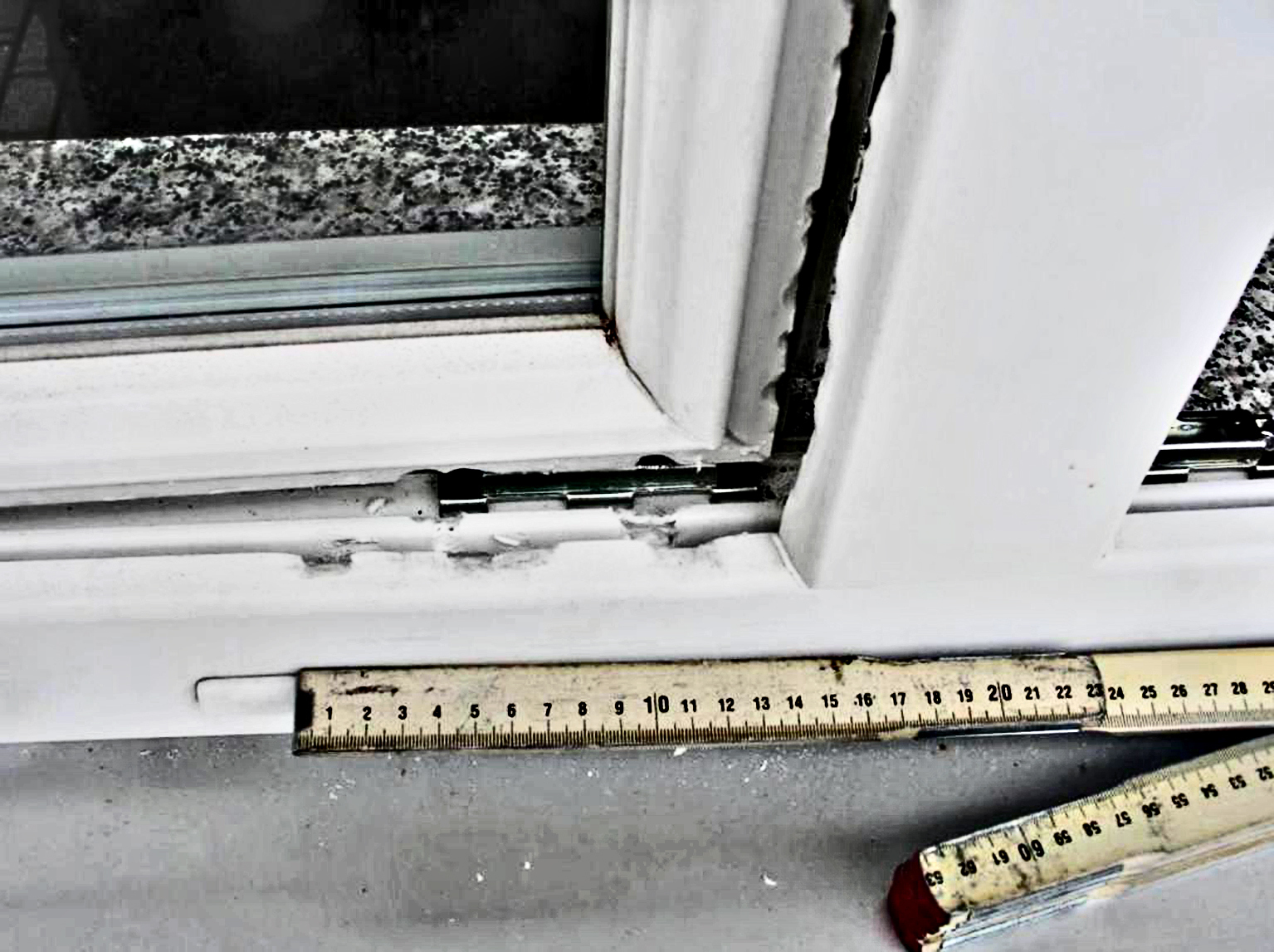 Das Balkonfenster wurde aufgehebelt.