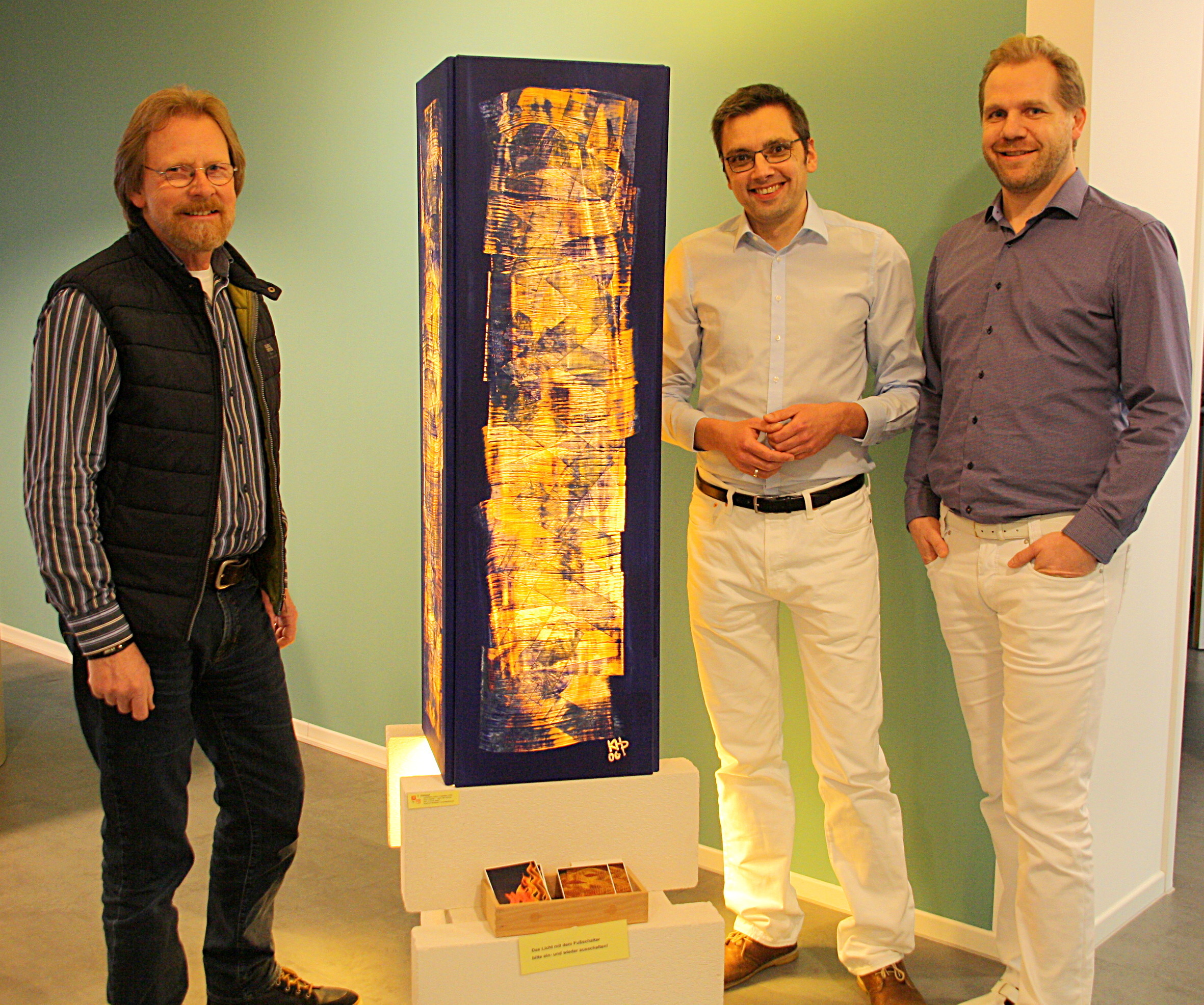 Karl-Heinz Pasings (l.) Licht-Säule „Kreislauf“ steht im Eingangsbereich der Praxis von Dr. Johannes Niesmann (M.) und Dr. Nick Othlinghaus.