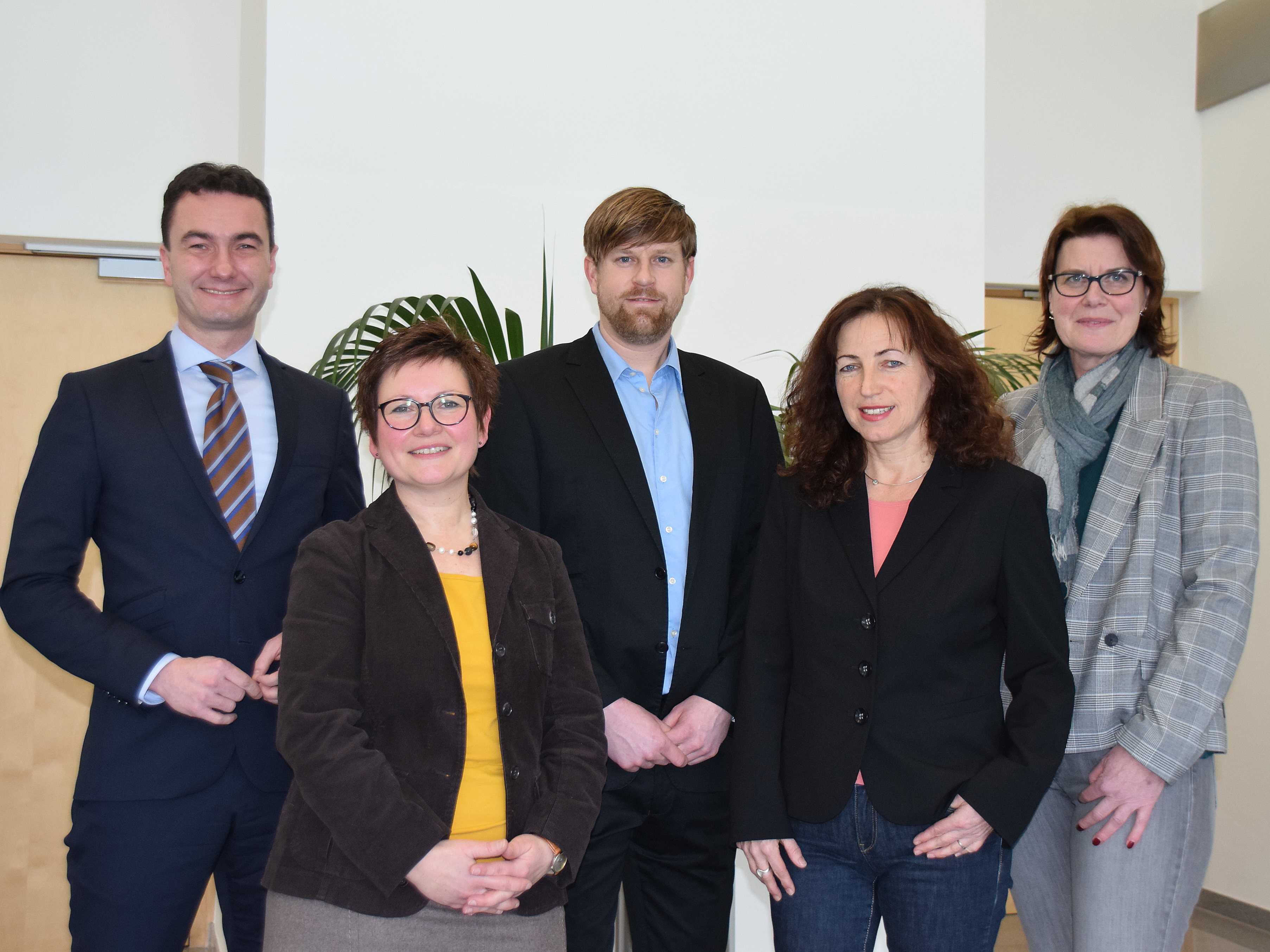 Kreisdirektor und Kulturdezernent Dr. Wilk (l.) und Ausschussvorsitzende Christine Hupe (r.) mit den beiden Kuratoren, Arne Reimann, Sigrid Zielke-Hengstenberg, und Stefanie Kettler, der Leiterin des Kulturbereichs (2.v.l.).