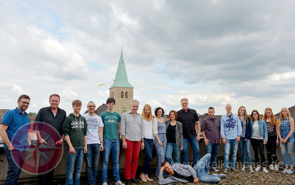 Ein Teil der Sprecher, die hinter Fritz Schaefers Projekt „Pommes-Soko” stehen. (Foto: Michael Klein)