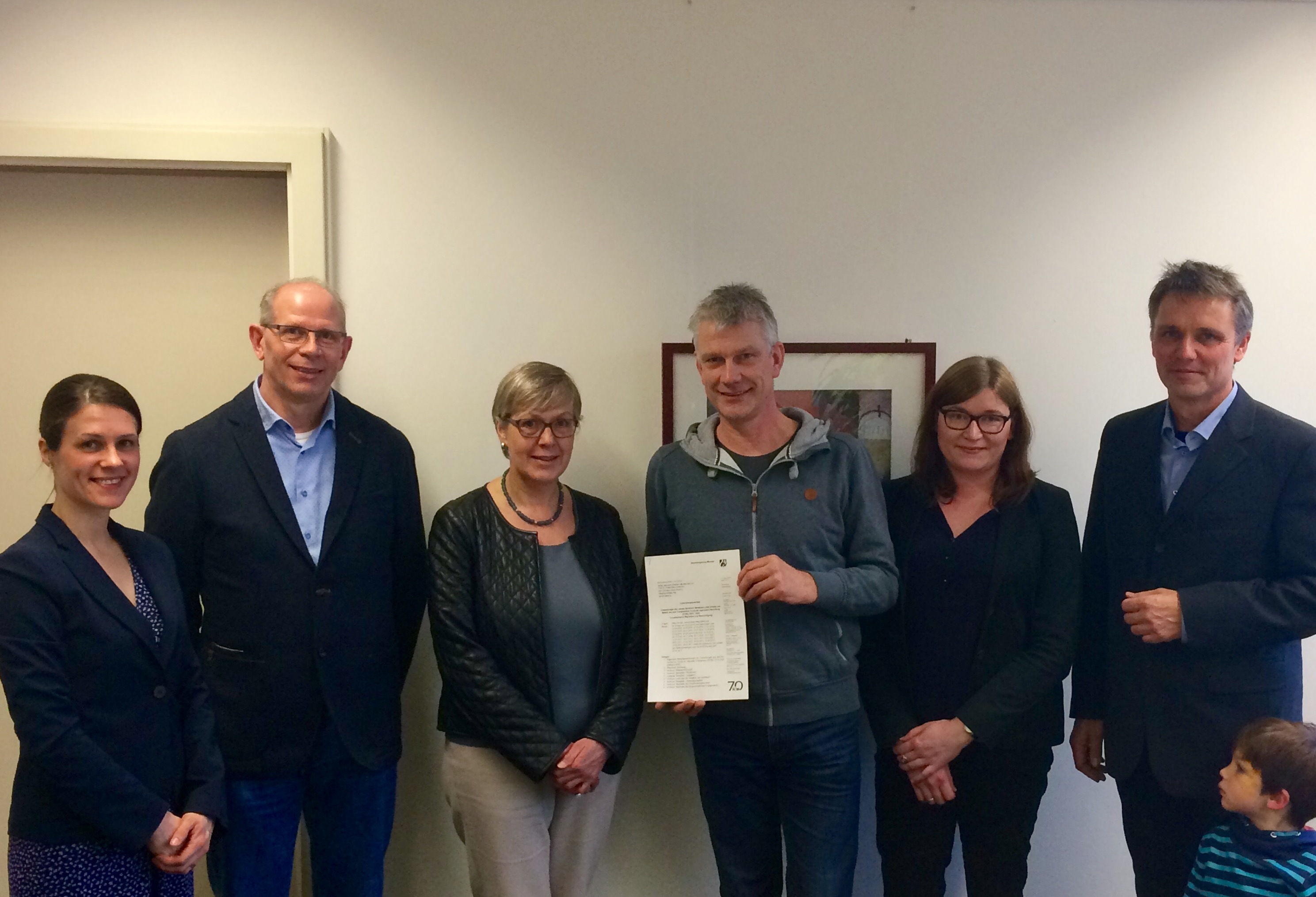 Von links nach rechts: Linda Lemloh (Dezernat für Wirtschaftsförderung), Ludger Kröger (Natur- und Landschaftsschutz), Abteilungsleiterin Dr. Christel Wies, Andreas Beulting (NABU), Claudia Pieper (NABU), Christian Göcking (NABU, Vorstandsmitglied) mit Sohn Matteo Göcking. Foto: Bezirksregierung Münster