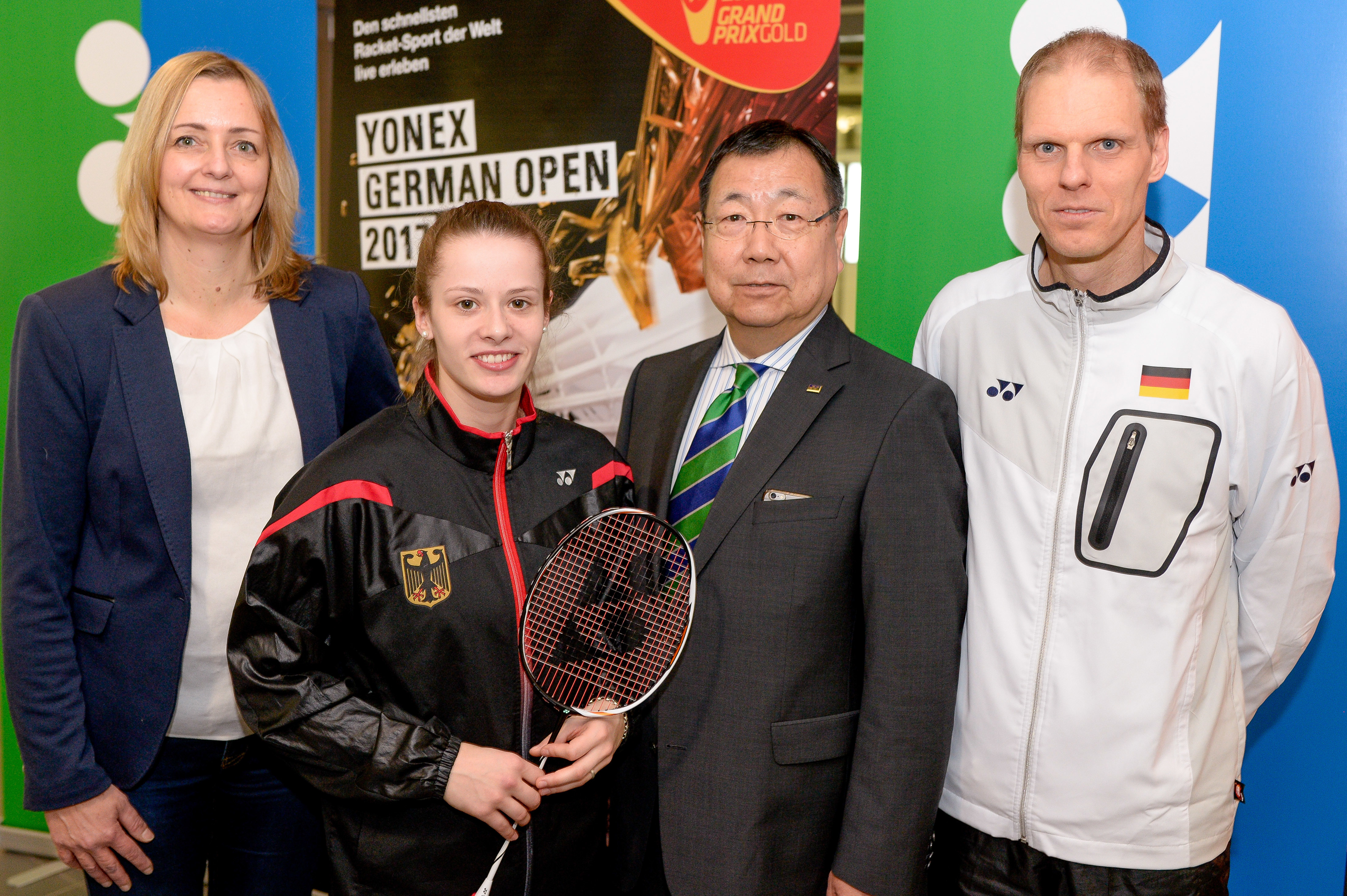 Fiebern dem Turnierstart entgegen (v.l.): Janet Bourakkadi (Turnierdirektorin), Lara Käpplein (Nationalspielerin, 1. BV Mülheim), Kei Yanagi (Geschäftsführer Yonex GmbH) und Detlef Poste (Chef-Bundestrainer DBV)