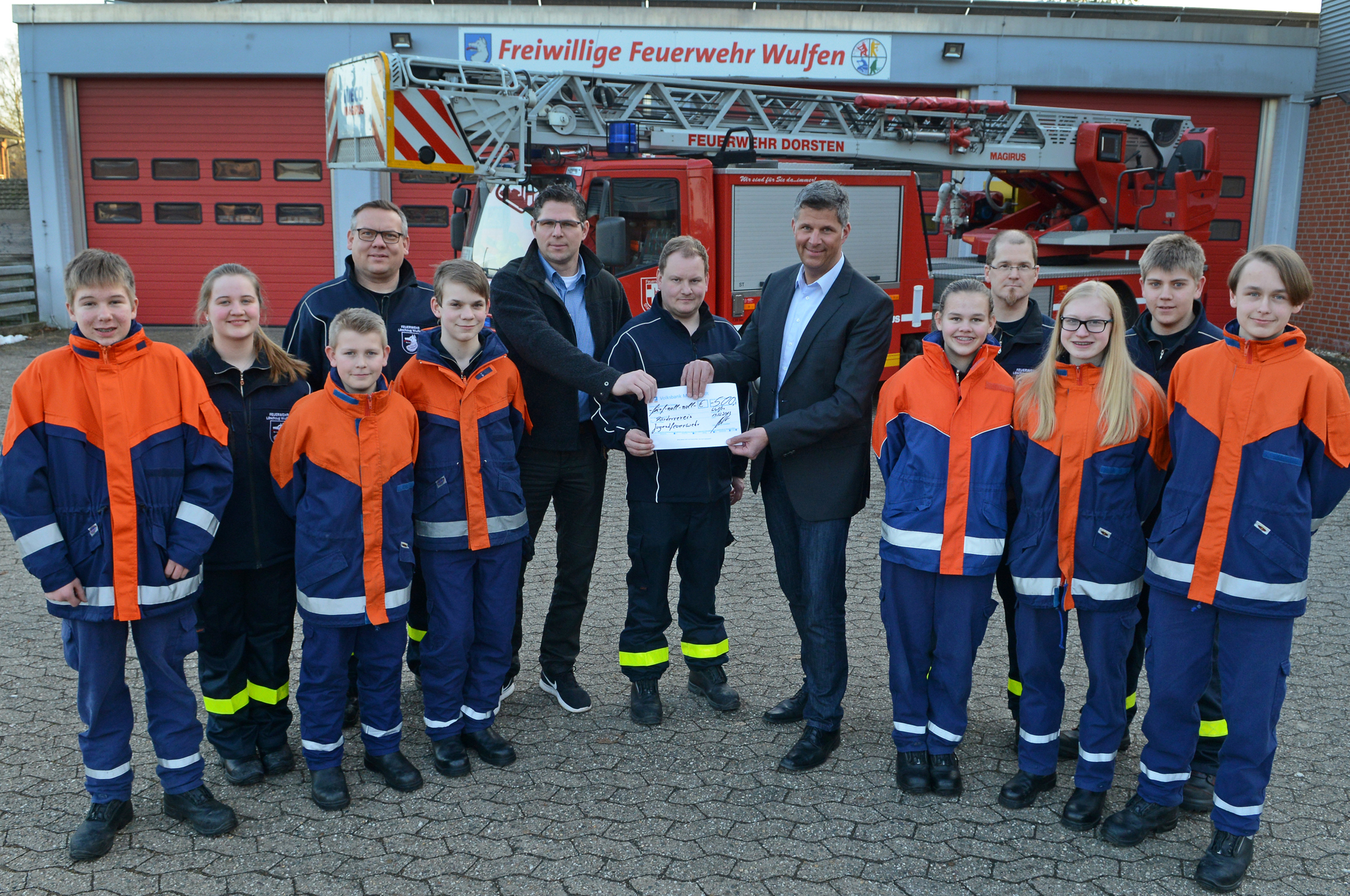 In der Mitte v.l.n.r.: Thomas Holtrichter, Christian Dehling (Gruppenleiter der Jugendfeuerwehr Gruppe Nord) und Christian Holtrichter mit der Jugendfeuerwehr Gruppe-Nord. (Foto:Bludau)