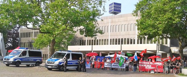 Im vorletzten Sommer war der Protest gegen die Politik der Afd und die Belegung der städtischen Grugahalle mit den Petry und Gauland Jüngern unmittelbar am alten Haupteingang der Messe zu finden. Jetzt müssen wir diesen Protest leider weiter entfernt vom Geschehen in die Öffentlichkeit tragen.