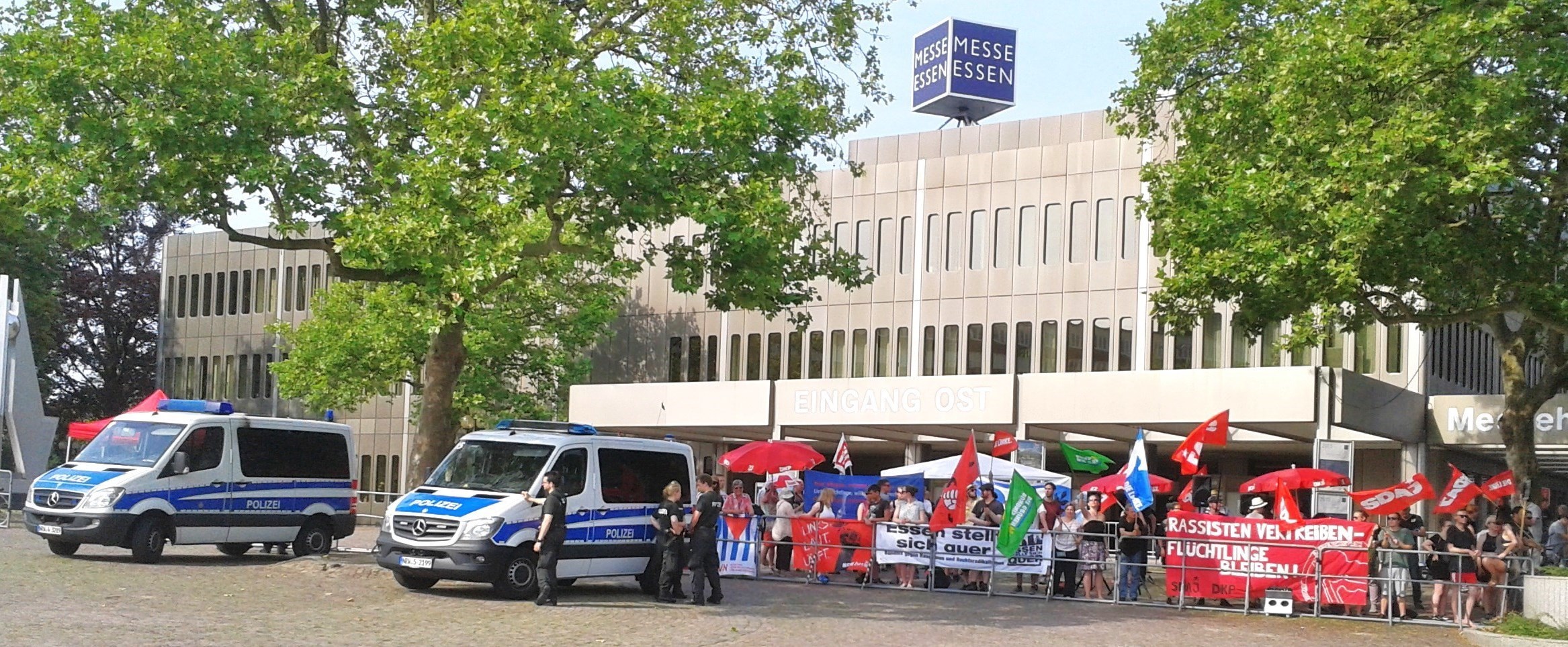 Im vorletzten Sommer war der Protest gegen die Politik der Afd und die Belegung der städtischen Grugahalle mit den Petry und Gauland Jüngern unmittelbar am alten Haupteingang der Messe zu finden. Jetzt müssen wir diesen Protest leider weiter entfernt vom Geschehen in die Öffentlichkeit tragen.