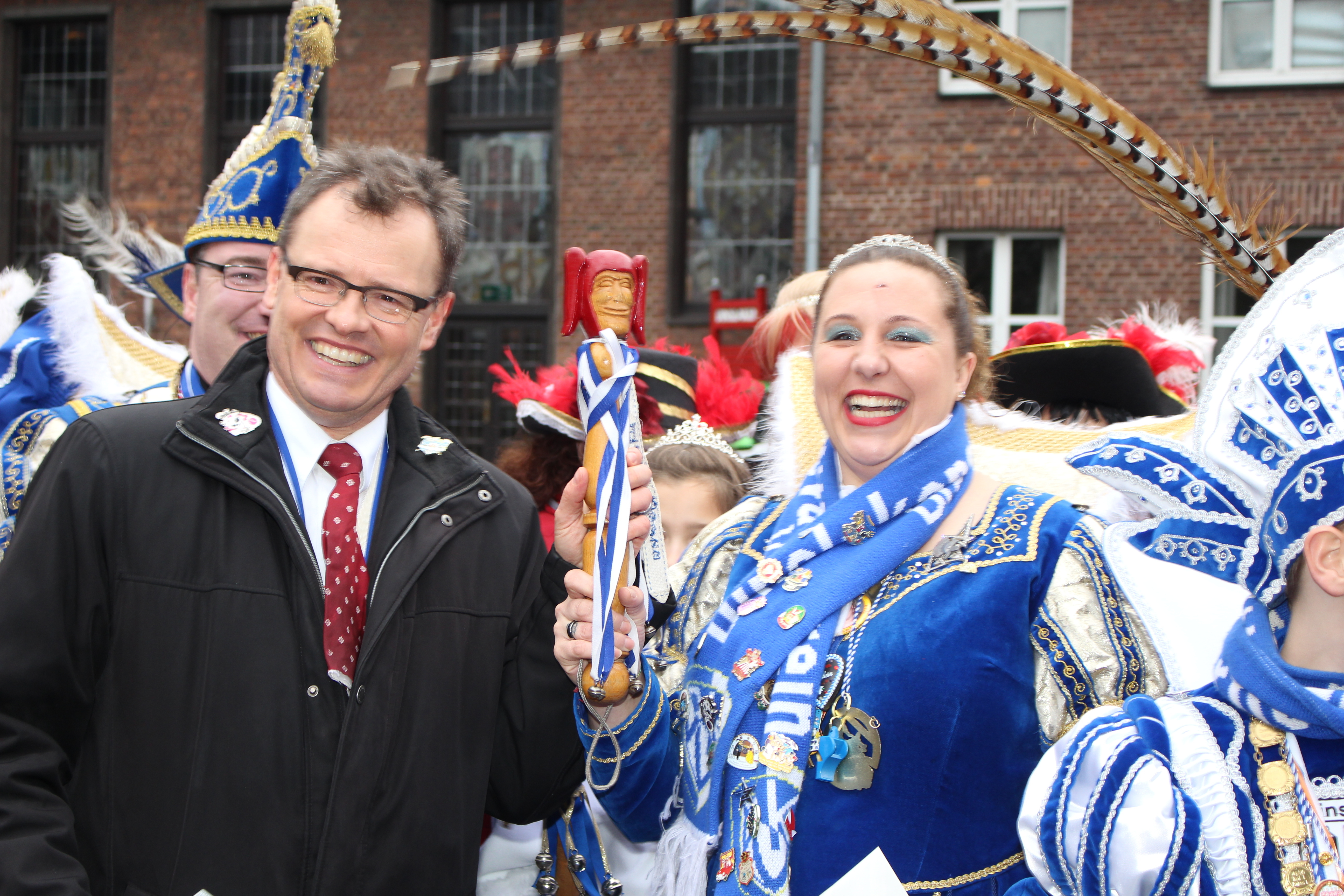 "3,2,1 - meins" - das närrische Zepter der Stadt nun in den Händen der Stadtprinzessin Sonja I., die dem Bürgermeister Michael Heidinger verspricht, auf das Rathaus aufzupassen.