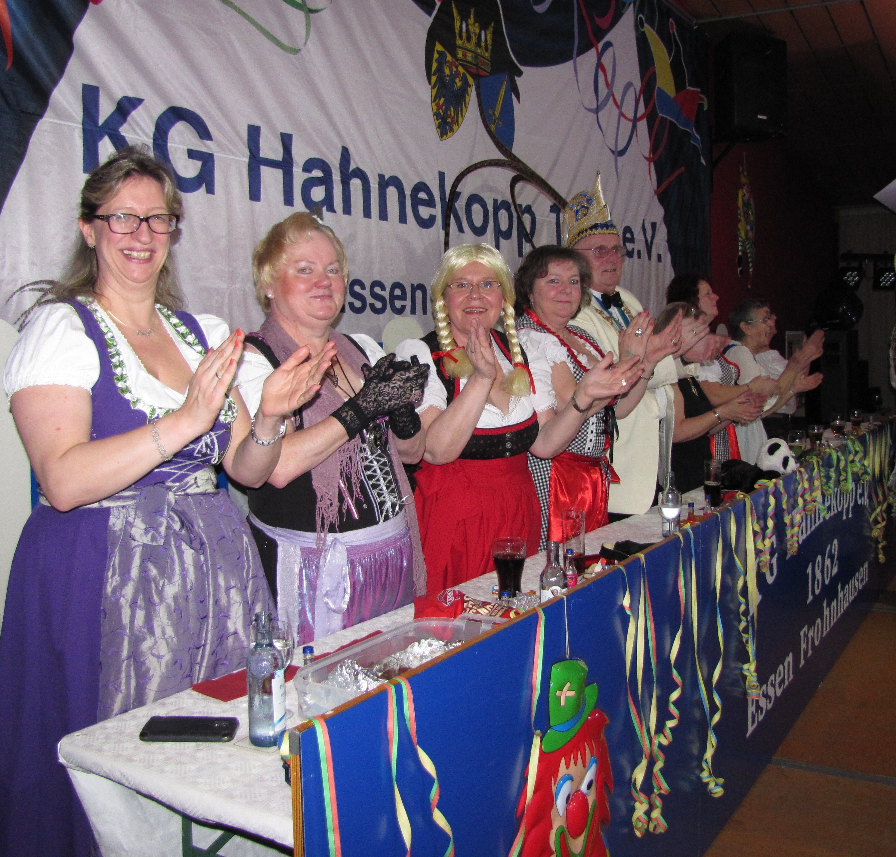 Damen-Elferrat des ältesten Karnevalvereins Essens in Aktion