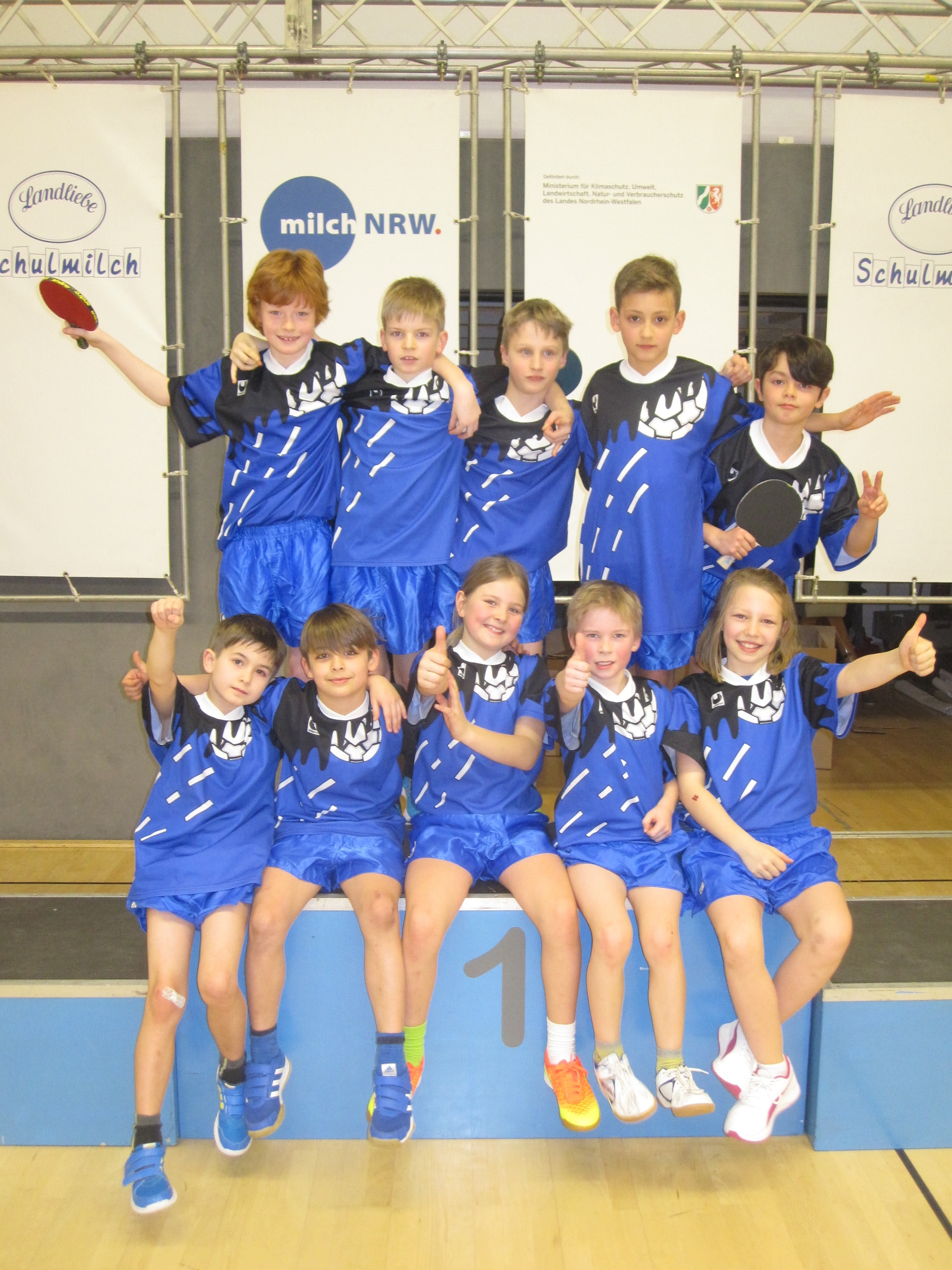 Die Teams der Klassen 3a und 4b der Katharinenschule nach der Siegerehrung in Iserlohn.