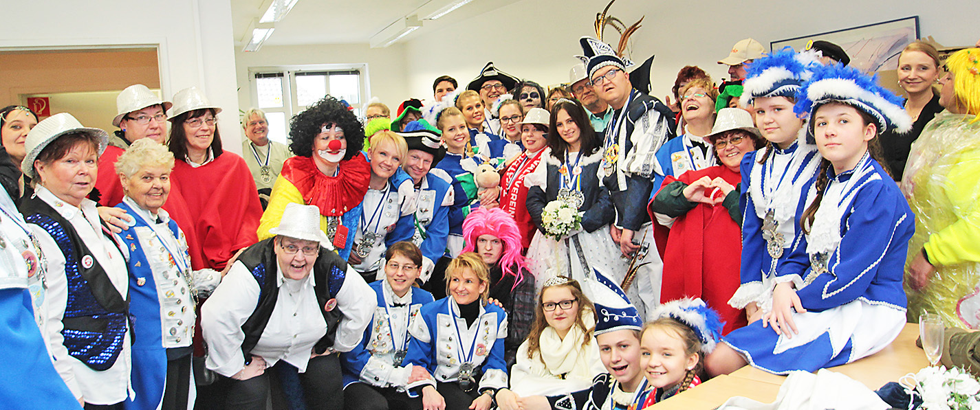 Und dies ist nur ein kleiner Teil der Karnevalisten, welche die STADTSPIEGEL-Redaktion an Weiberfastnacht stürmten und mit ihrer ausgelassenen Stimmung jeden Karnevalsmuffel angesteckt hätten.