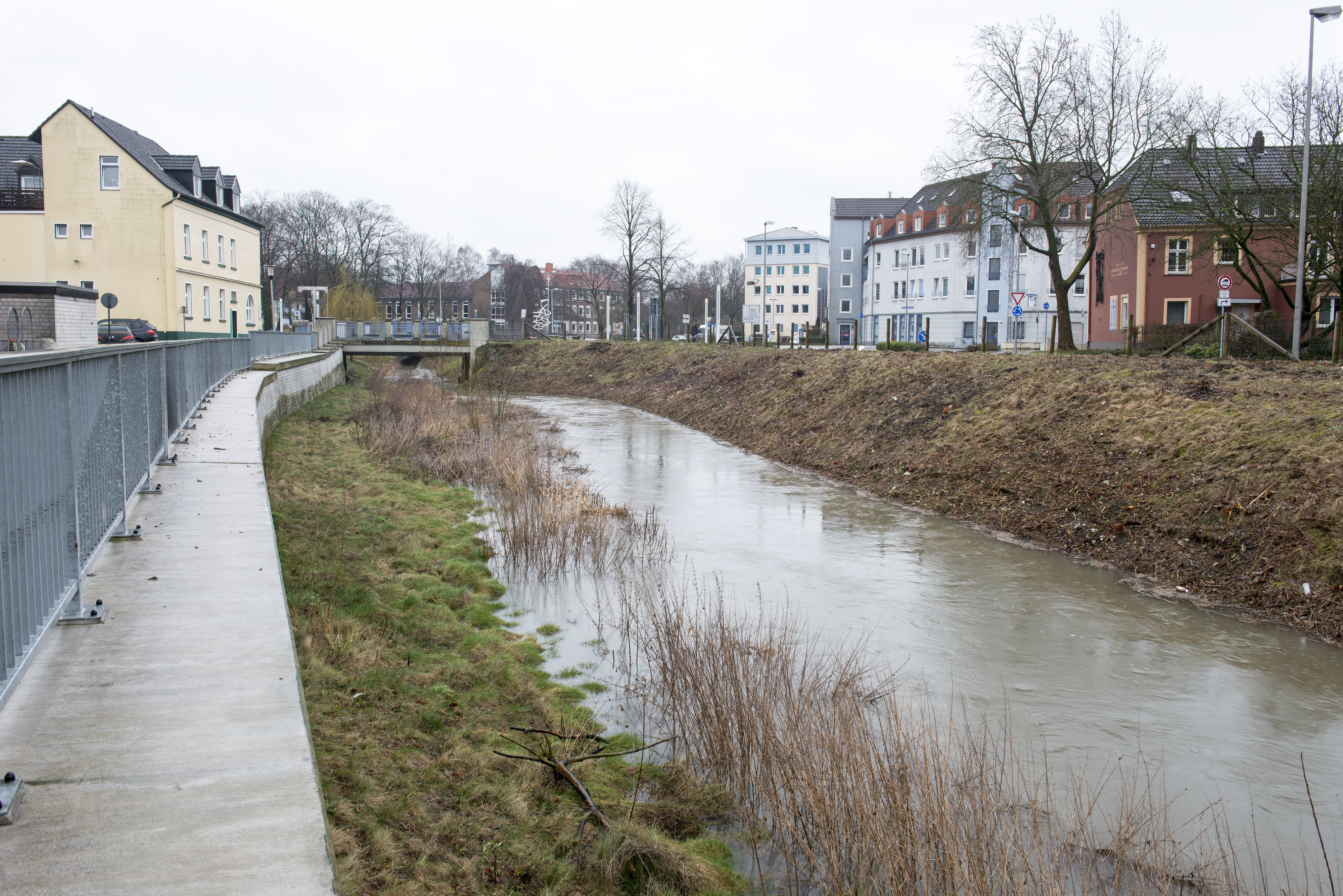 Hochwasser der Seseke in der Innenstadt von Kamen (NW), am Donnerstag (23.02.17). Die Seseke ist ein linksseitiger Nebenfluss der Lippe in Nordrhein-Westfalen. Foto: Stefan Kuhn/Lippeverband
