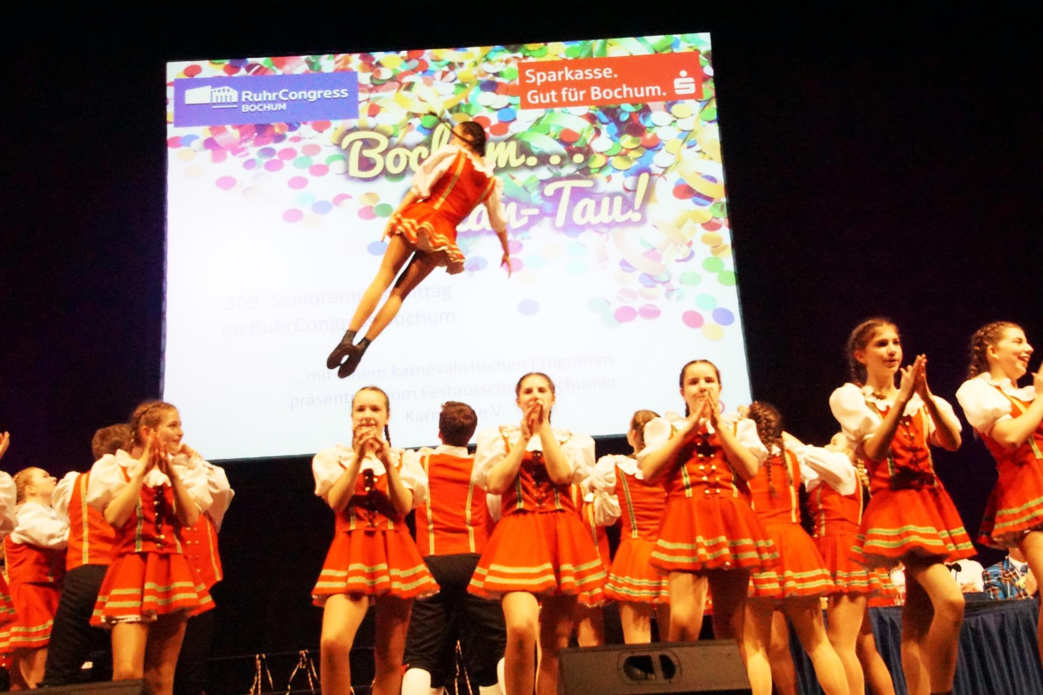 Das Rheinische Kindertanzcorps Echte Fründe der Flittarder Karnevalsgesellschaft bei ihrem Auftritt beim Seniorenkarneval in Bochum