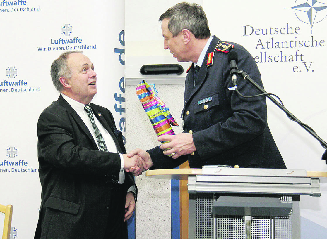 Generalleutnant Wundrak übergibt dem Vortragenden, Wolfgang Stützer, das Gastgeschenk als Dank für die erfolgreiche Zusammenarbeit.
