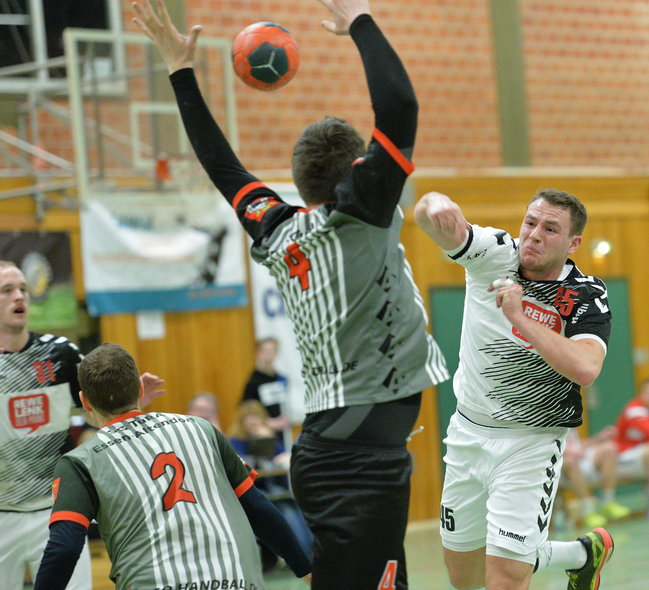 Kettwigs Spielertrainer Moritz Brix zieht ab.
Foto: Bangert