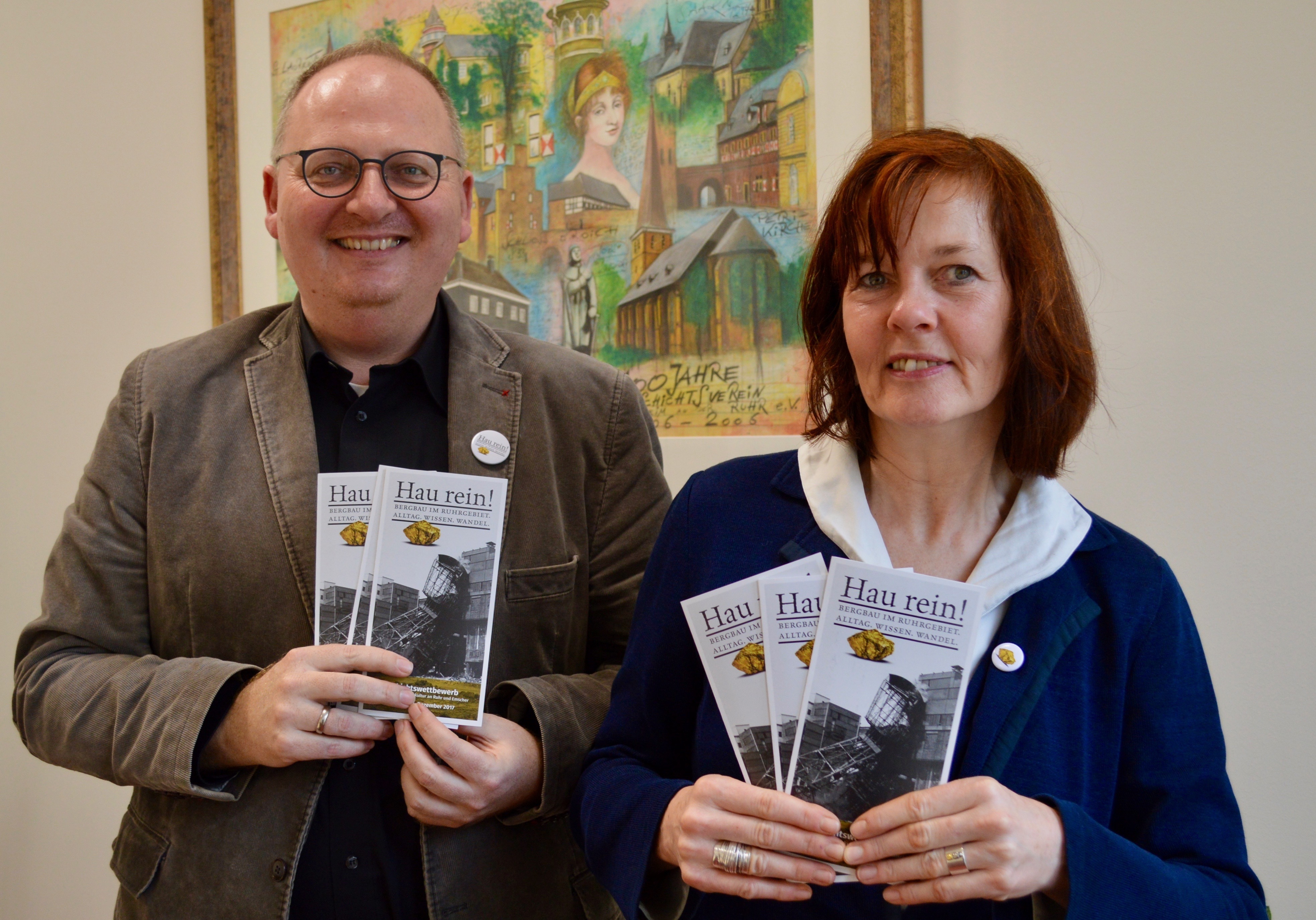 Laden zum Geschichtswettbewerb ein: Susanne Abeck (Forum Geschichtskultur an Ruhr und Emscher) und Dr. Kai Rawe (Stadtarchiv Mülheim). Foto: RuhrText