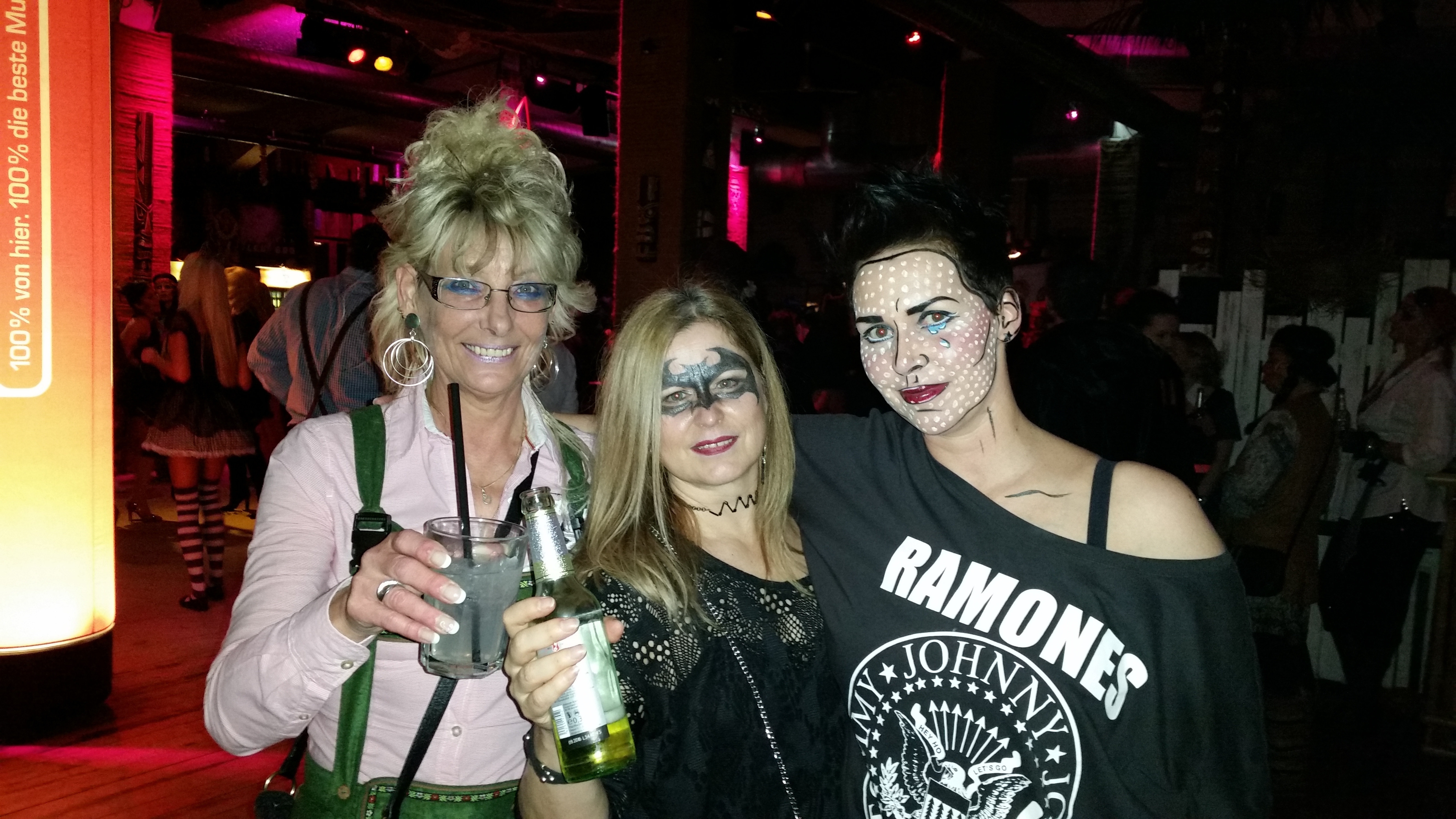 Bei der Premiere zeigten sich die Partygäste gut gelaunt.