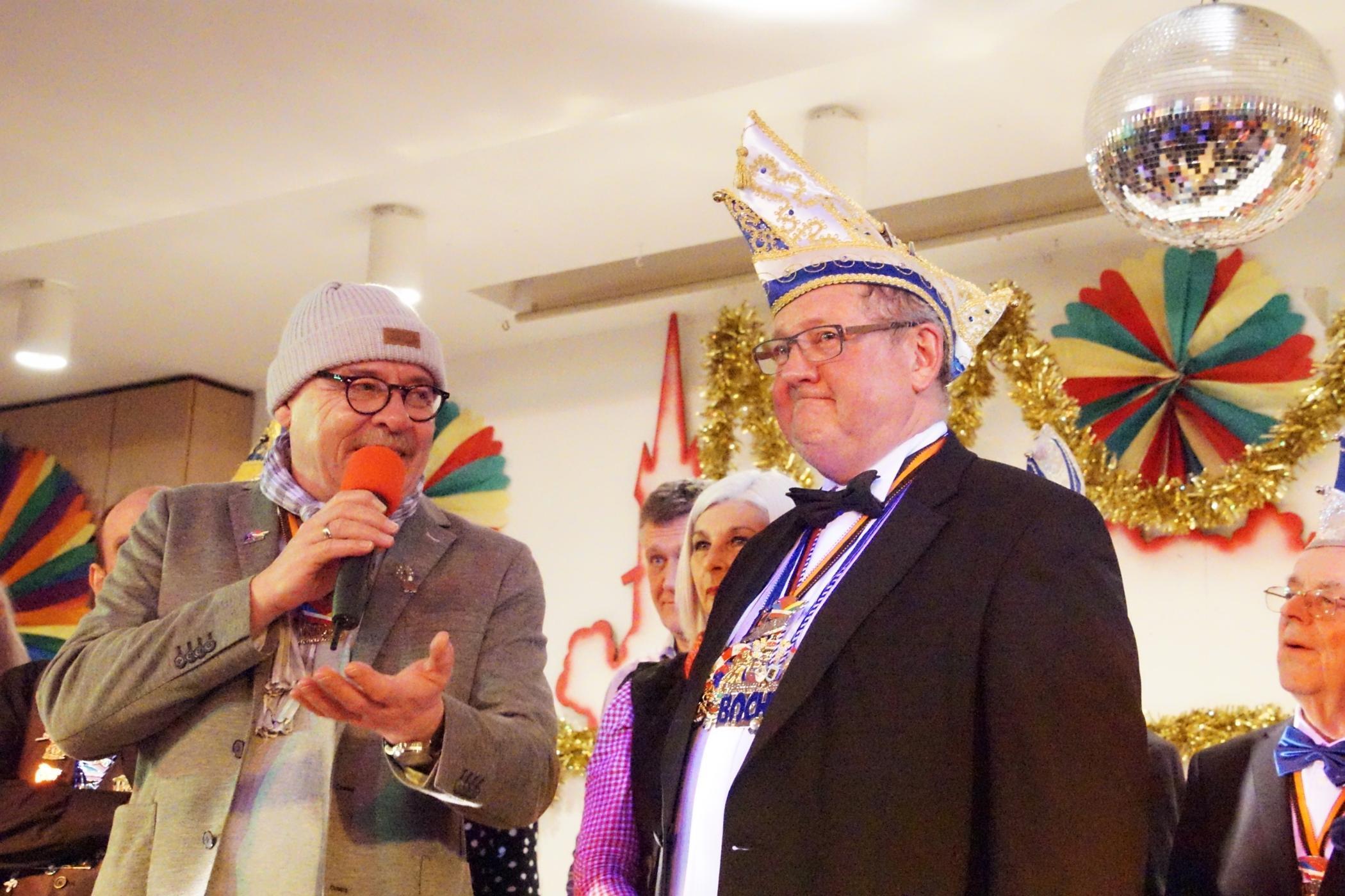 Von rechts: Thomas Bausen, der neue Präsident von Kolping Karneval, Peter Gellermann, der Vorgänger.
