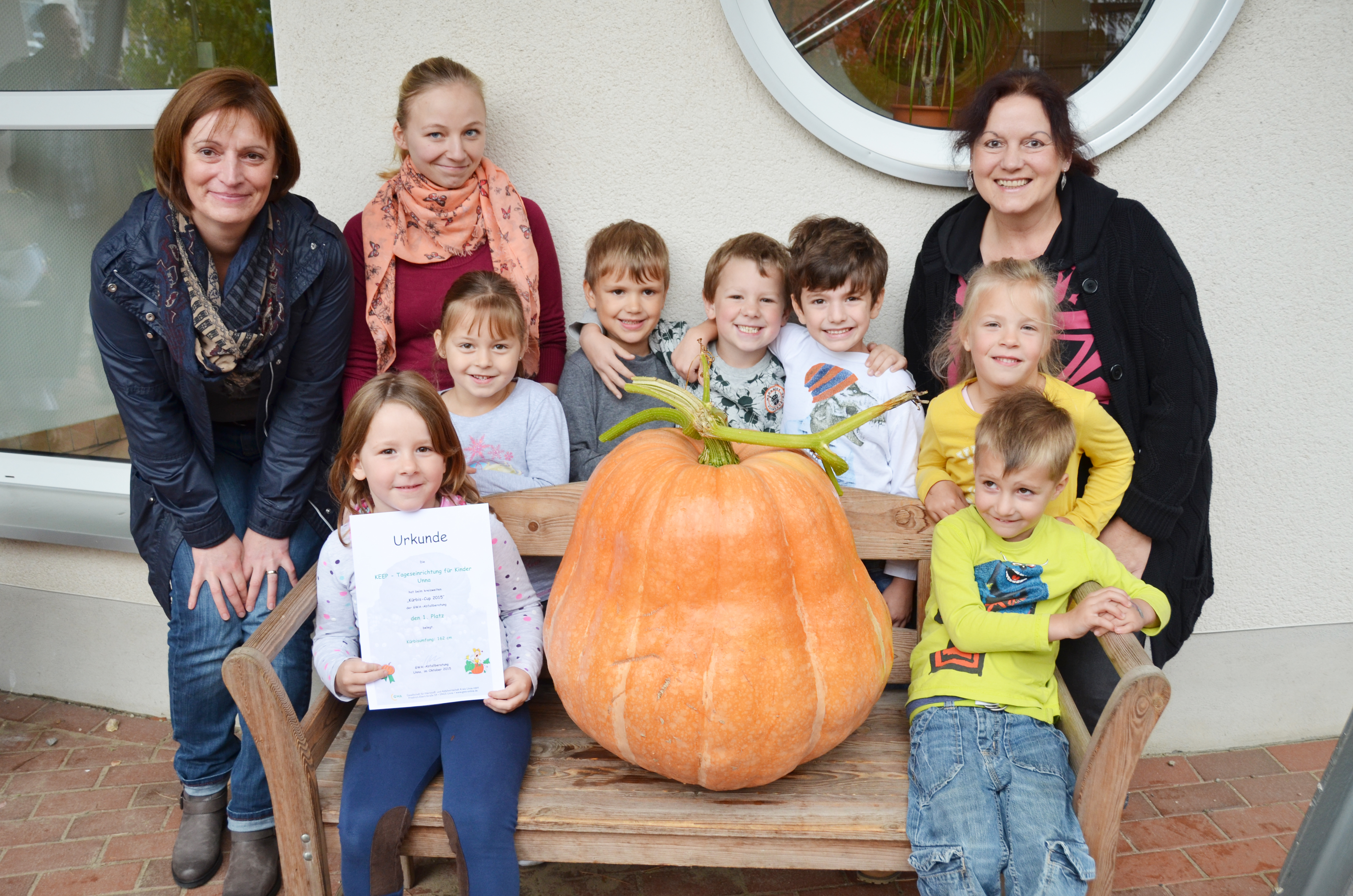 Der Siegerkürbis 2015 mit den glücklichen Gewinnern aus der Kindertagesstätte KEEP in Unna.