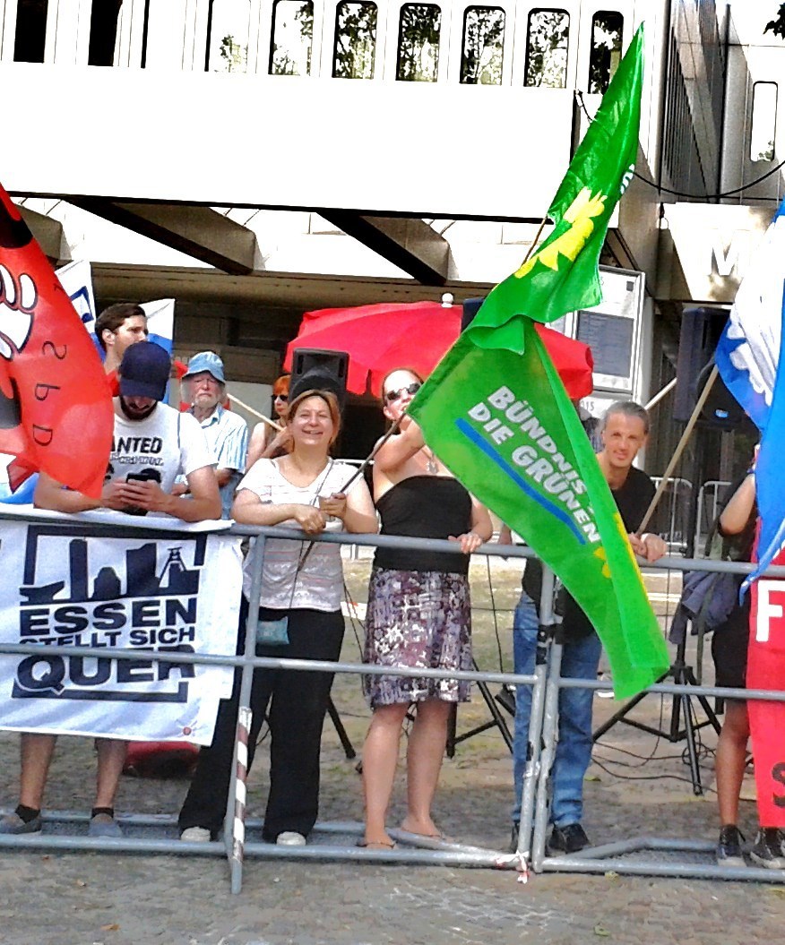 Bilder vom fröhlichen Protest gegen den AfD-Bundespartei 2015 in der Grugahalle. Hier in Essen wurde vor anderthalb Jahren der weitere Rechtsruck der Afd durchgesetzt. Jetzt am 25. Februar 2017 wird wohl nicht nur das zu erwartende Wetter ungemütlicher.