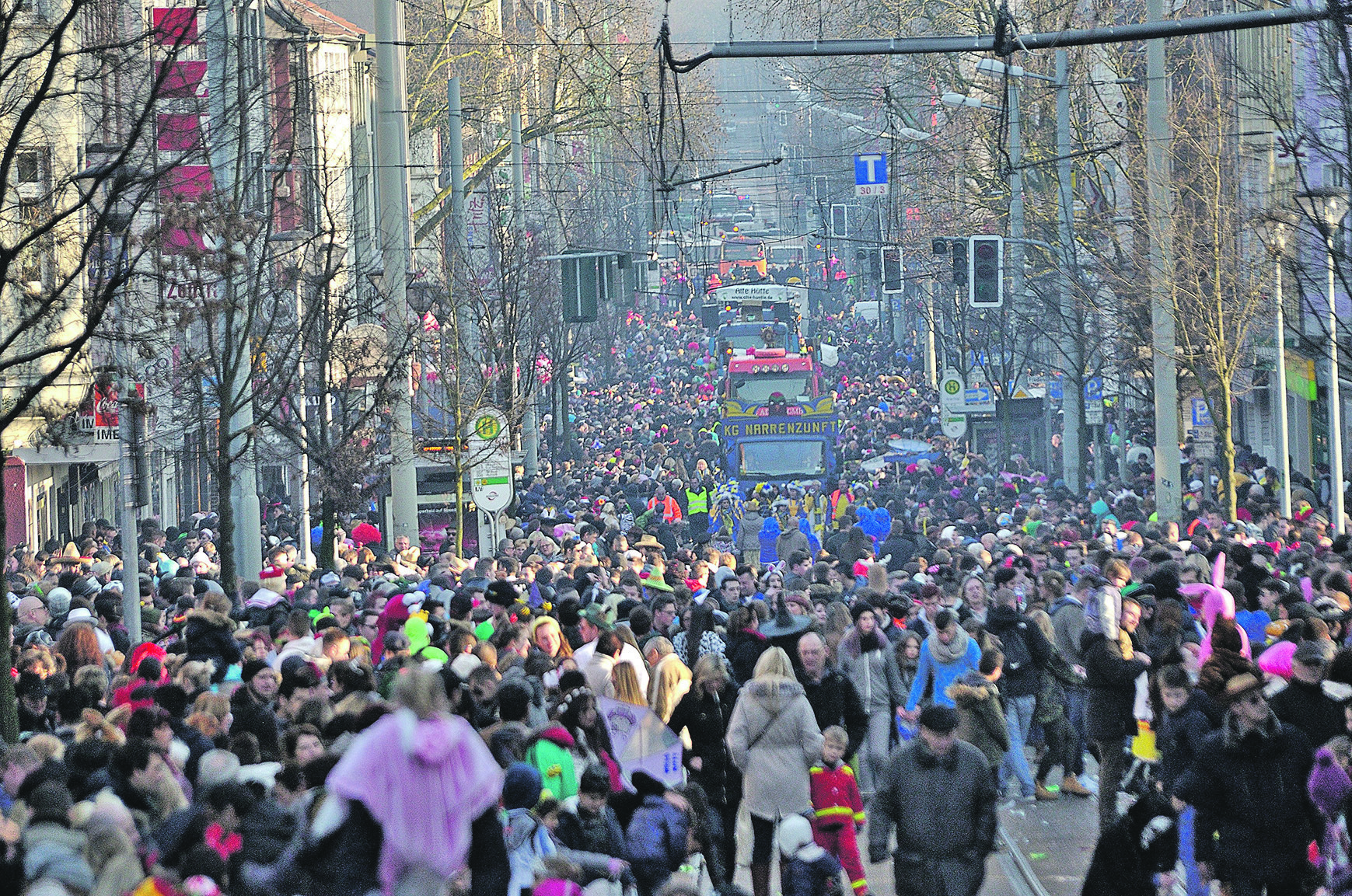 Es ist zu erwarten, dass in diesem Jahr mindestens so viele Karnevals-Fans zur Cranger Straße strömen wie hier im Jahr 2015.