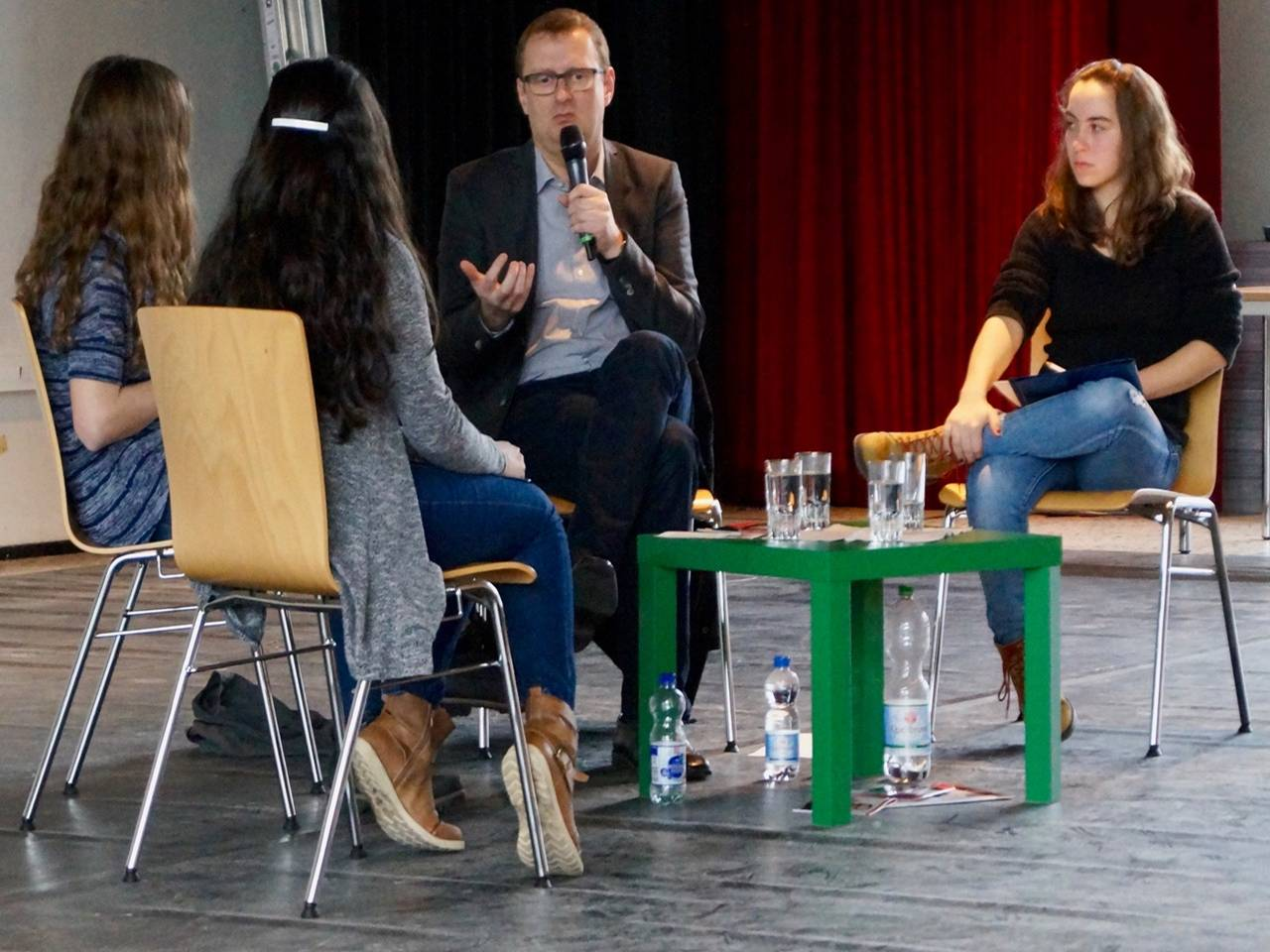Moderationsteam (v.l.) Kübra Karabina, Laureen Ludwig und Lisa-Marie Kardatzki stellten Oliver Kaczmarek politische sowie auch private Fragen. Foto: SGB