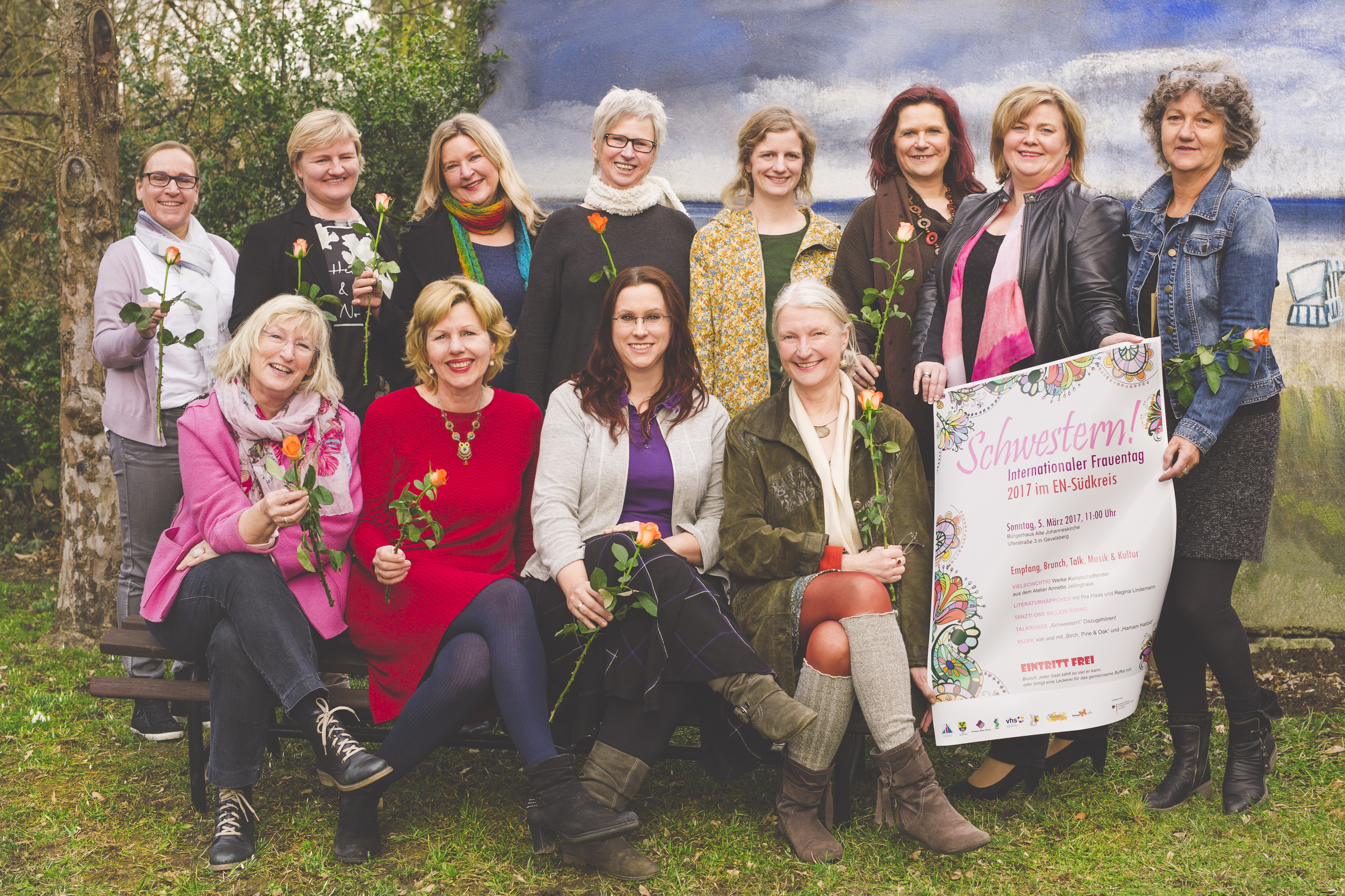 Zum internationalen Frauentag laden (hinten v.l.) Angela Rzoska, Hrund Eysteinsdottir, Regina Potarczyk, Annette Jellinghaus, Joanna Lange, Heike Phillipps, Petra Bedow und Rita Miegel sowie (vorn v.l.) Sabine Hofmann, Christel Hofschröer, Annika Appelkamp-Decker und Sabine Schlemmer ein.