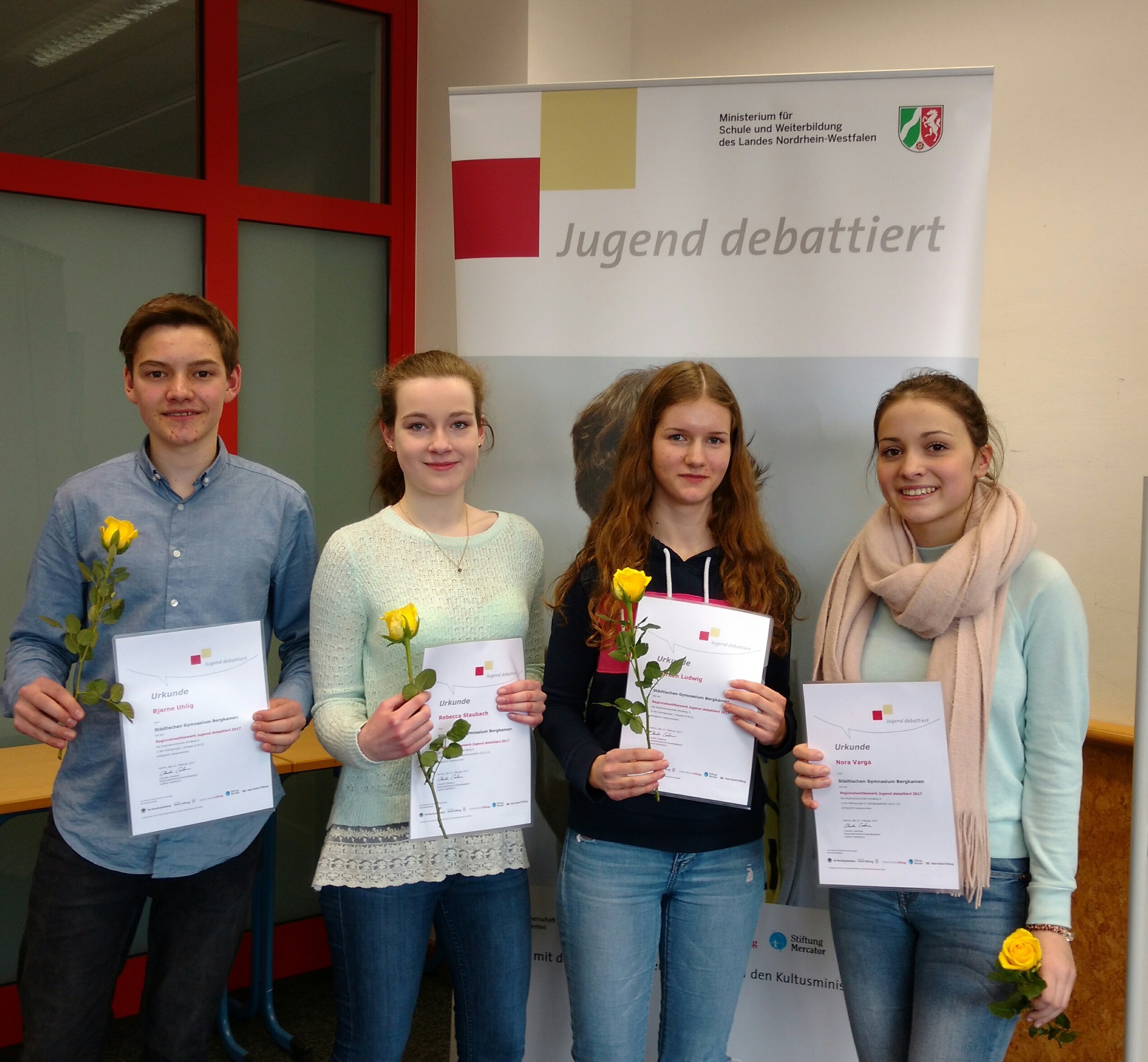 Die erfolgreichen Debattantinnen und Debattanten des Städtischen Gymnasiums Bergkamen (v.l.): Bjarne Uhlig, Rebecca Staubach, Laureen Ludwig und Nora Varga. Foto: SGB