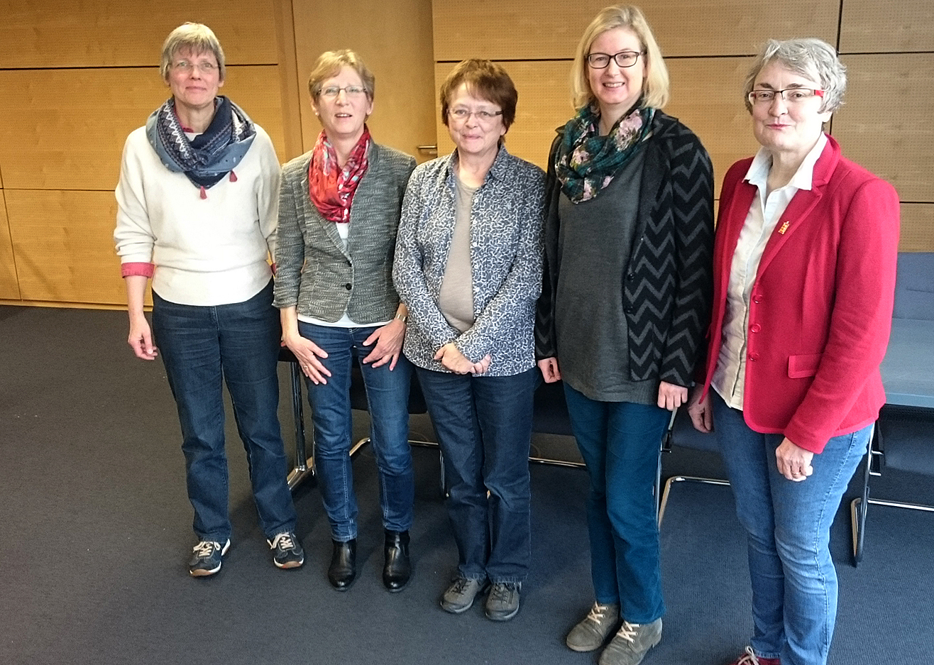 Die Mitglieder des Trägervereins (v.l.): Gudrun Völcker (Schriftführerin, Stadtbücherei Iserlohn), Andrea Steffes (1. Vorsitzende, Stadtbücherei Hagen), Gisela Köhler (Schatzmeisterin, Stadtbüchereien Hamm), Dagmar Plümer (1. stellv. Vorsitzende, Stadtbücherei Lüdenscheid), Veronika Czerwinski (2. stellv. Vorsitzende, Stadtbücherei Menden). Foto Stadt Hagen