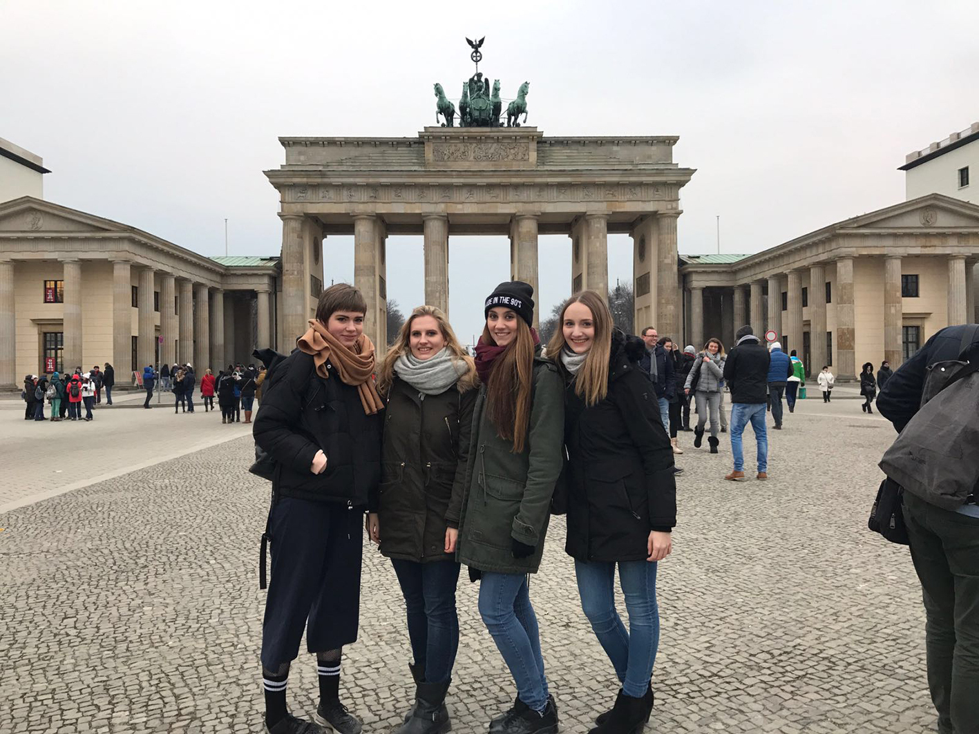 Nantje, Elena, Vanessa und Marta beim Sightseeing vor dem Brandenburger Tor in Berlin