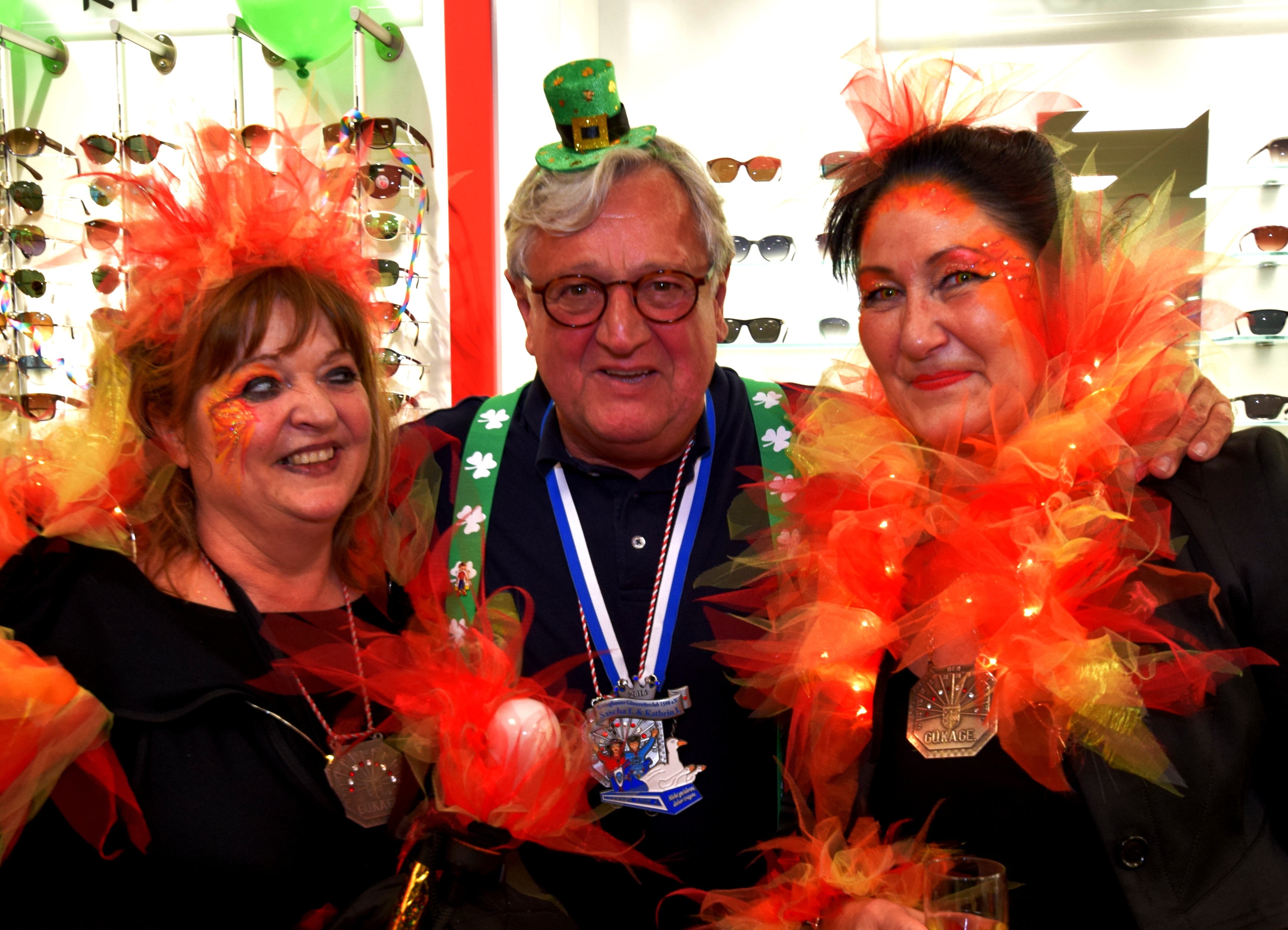 Bilder: Karl Heinz Lehnertz - Peter Rottler ist eigens aus Arnsberg angereist um Weiberfastnacht in Wattenscheid zu erleben.