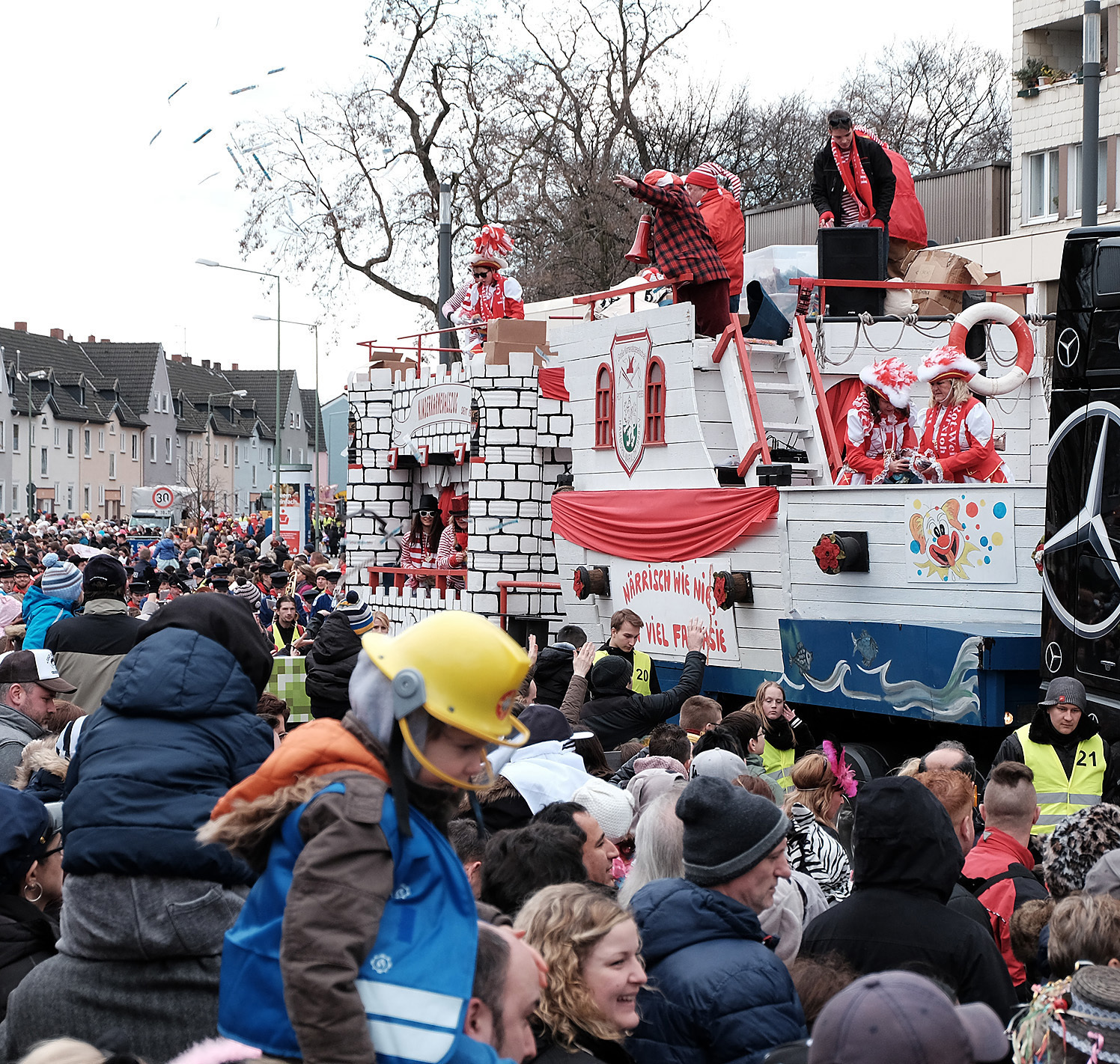 Damit Duisburgs Jecken so unbeschwert wie hier beim letzten Kinderkarnevalszug feiern können, sind DRK, Ordnungsamt und Polizei im Dauereinsatz.