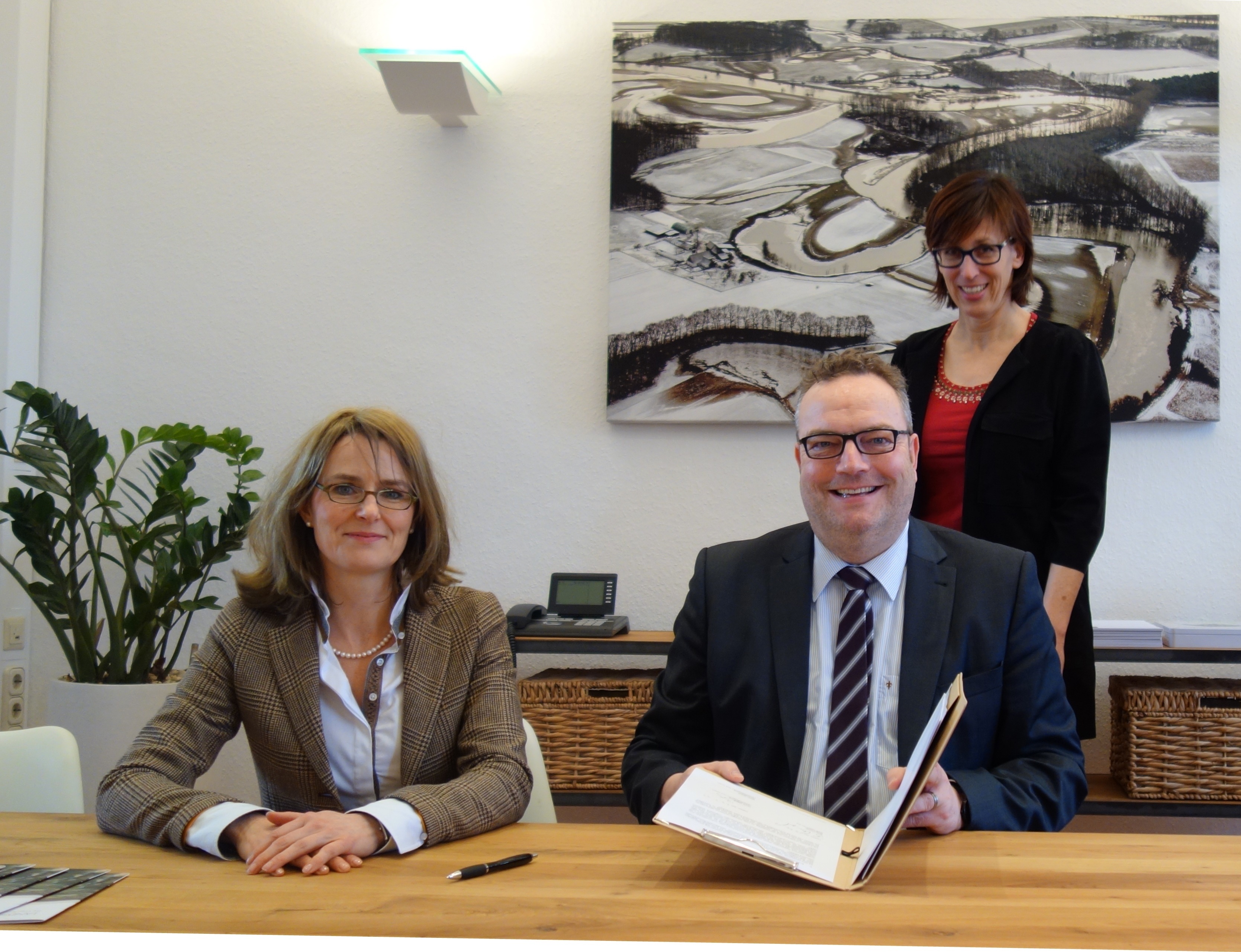 Das Foto der Landschaftsagentur zeigt von linke: Nicole Büsing (Geschäftsführerin Landschaftsagentur Plus), Bodo Klimpel (Bürgermeister Stadt Haltern am See) und Daniela Glimm-Lükewille (Projektmanagement Regionale 2016).