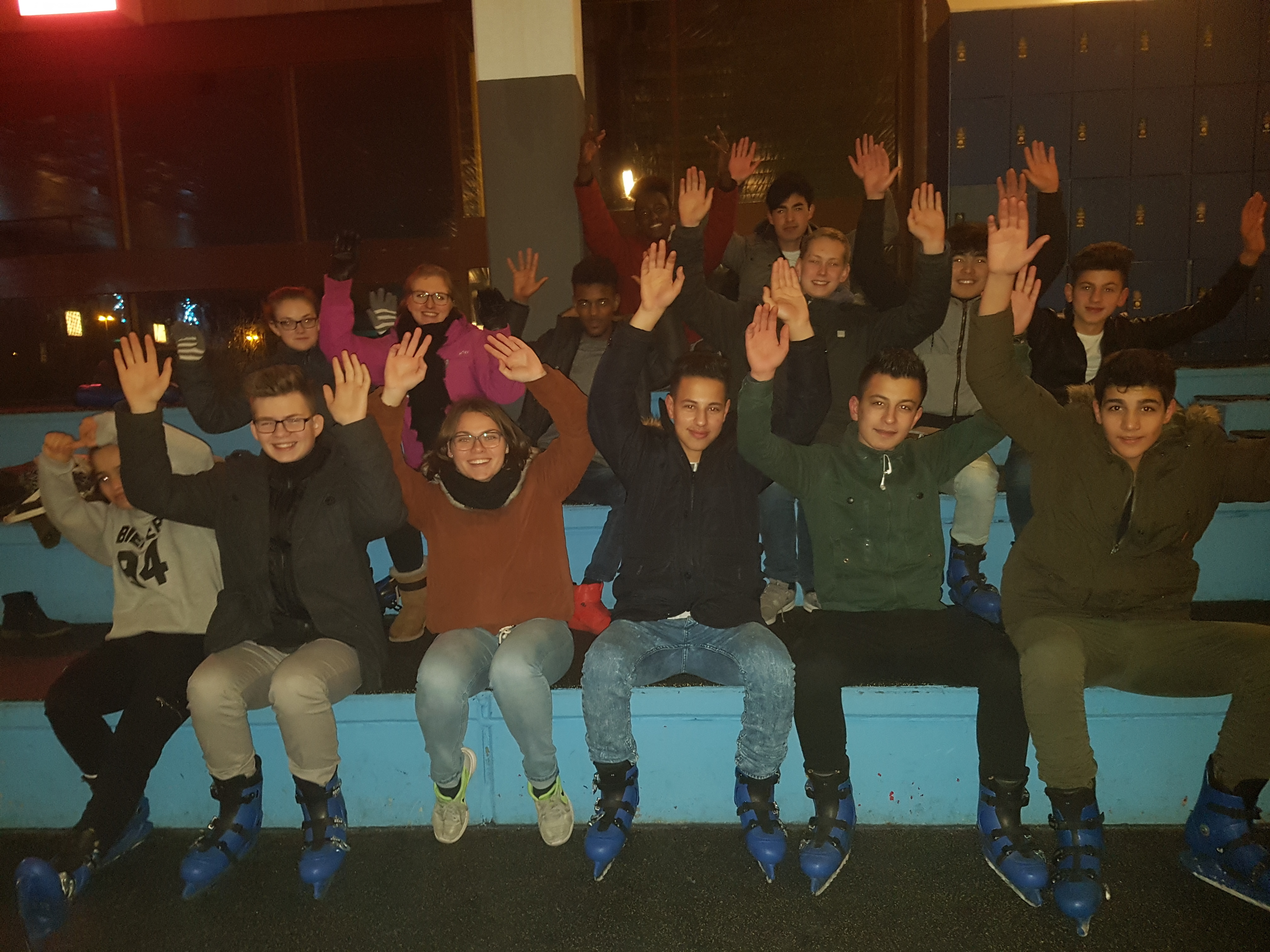 Die jungen Flüchtlinge und Mitglieder des Jugendgremiums „Jugend in Aktion“ beim gemeinsamen Schlittschuhabend in der Eishalle. (Foto:Stadt Dorsten)