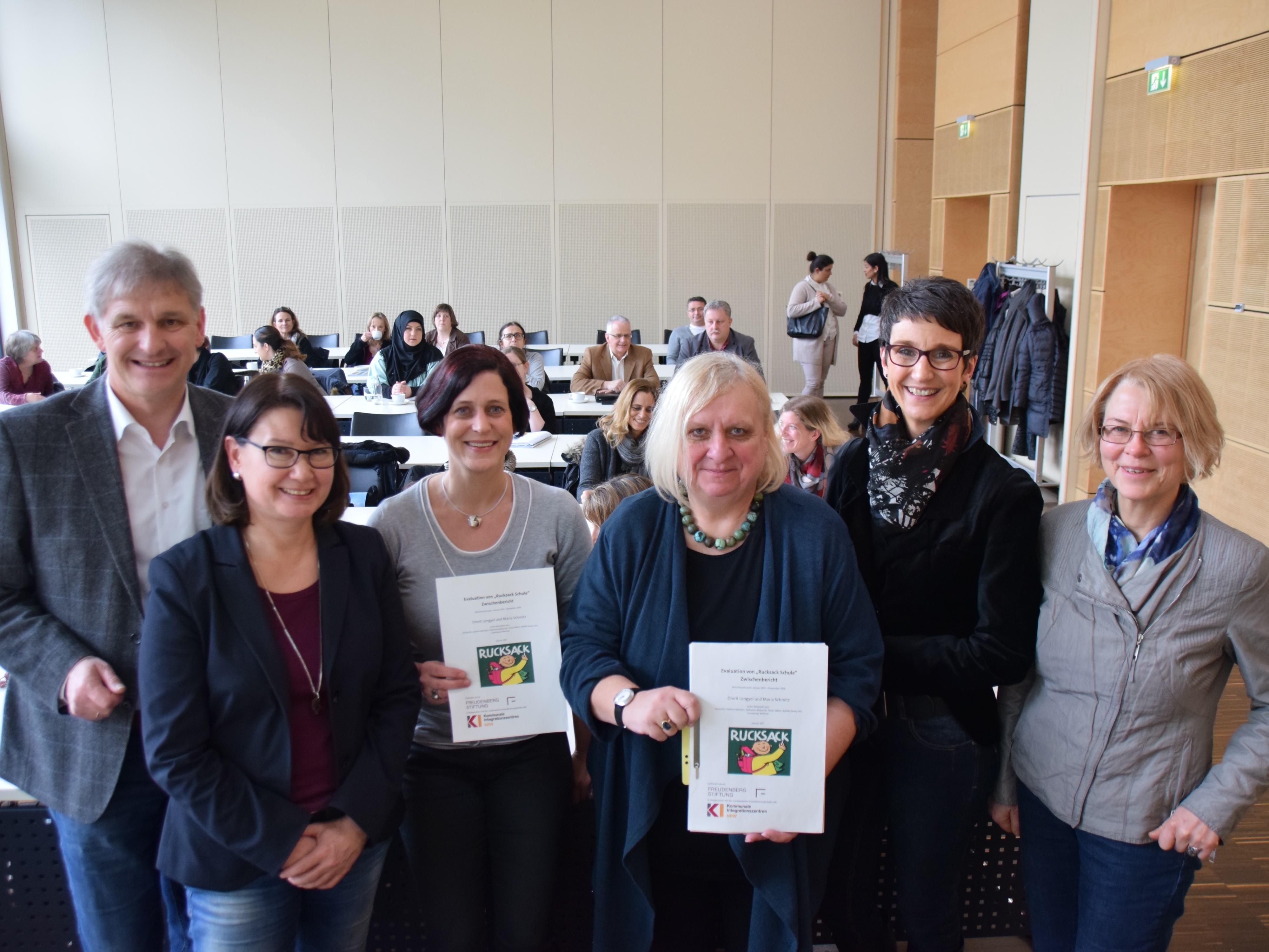 Dr. Drorit Lengyel (3.v.l.) stellte die Zwischenergebnisse des Programms den Verantwortlichen im Kreishaus vor.