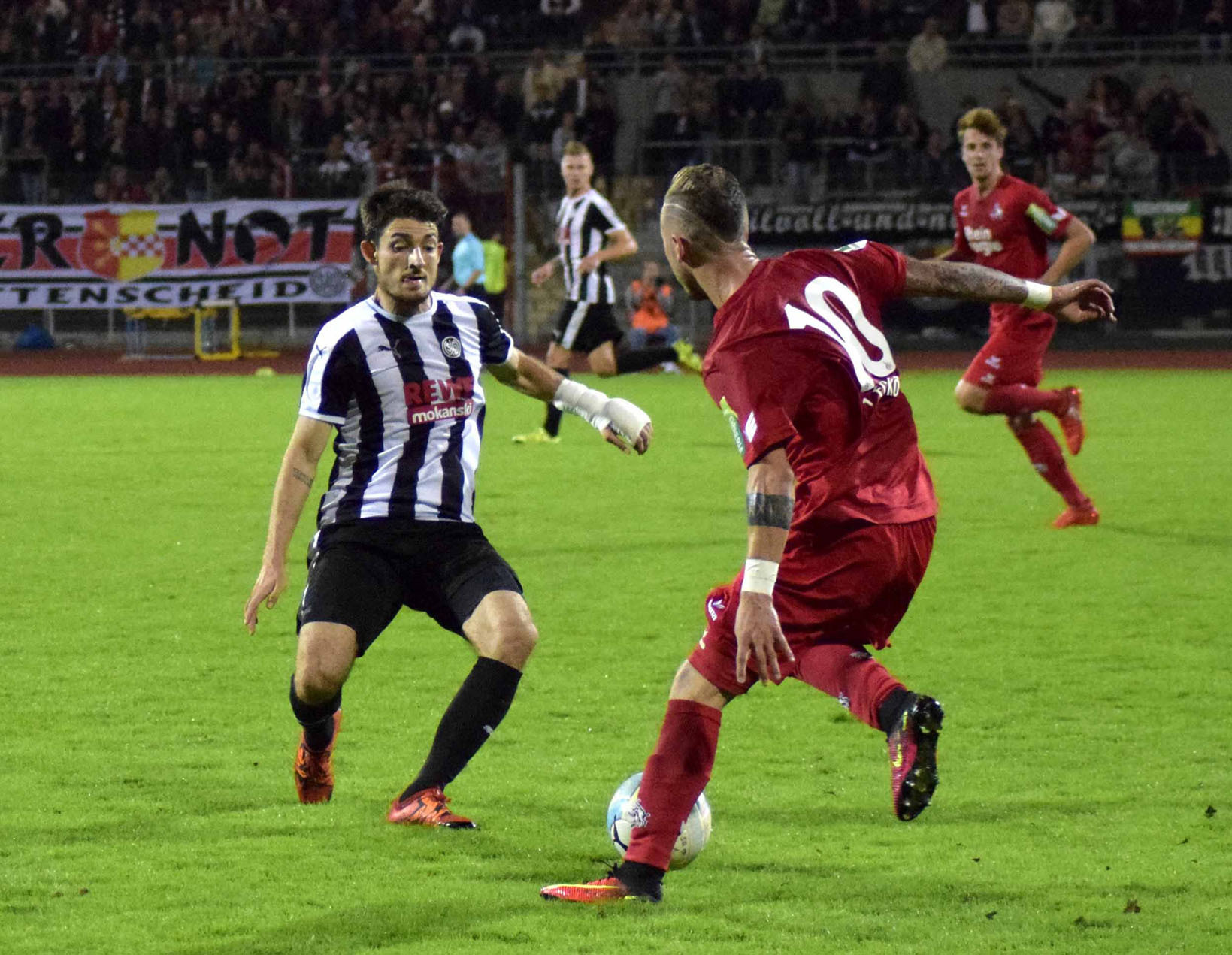 Matthias Tietz (links) zeigte beim 2:1 gegen Schalkes U23 eine starke Leistung als „Abräumer“ auf der Sechser-Position. Unser Bild zeigt ihn im Zweikampf mit Kölns Jungprofi Marcel Hartel. Foto: Peter Mohr