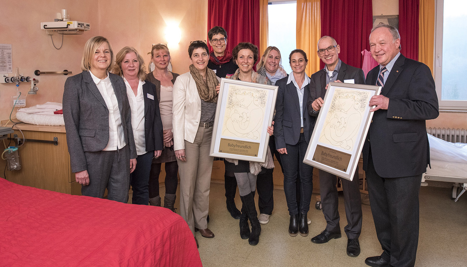 (v.l.): Susanne Clasanie (Projektleiterin Babyfreundlich), Doris Knorr (Leitende Hebamme), Beate Scharf (IBCC Stillberaterin), NRW-Gesundheitsministerin Barbara Steffens, Petra Blanke (Leitende Oberärztin Geburtshilfe), Dr. med. Anette Voigt (Leitende Ärztin Geburtshilfe sowie Ärztliche Direktorin), Anika Scheel (Projektleiterin Babyfreundlich), Michaela Strümper-Brix (Projektleiterin Babyfreundlich), Prof. Dr. med. Alfred Längler (Leitender Arzt Kinder- und Jugendmedizin sowie Ärztlicher Direktor) und Prof