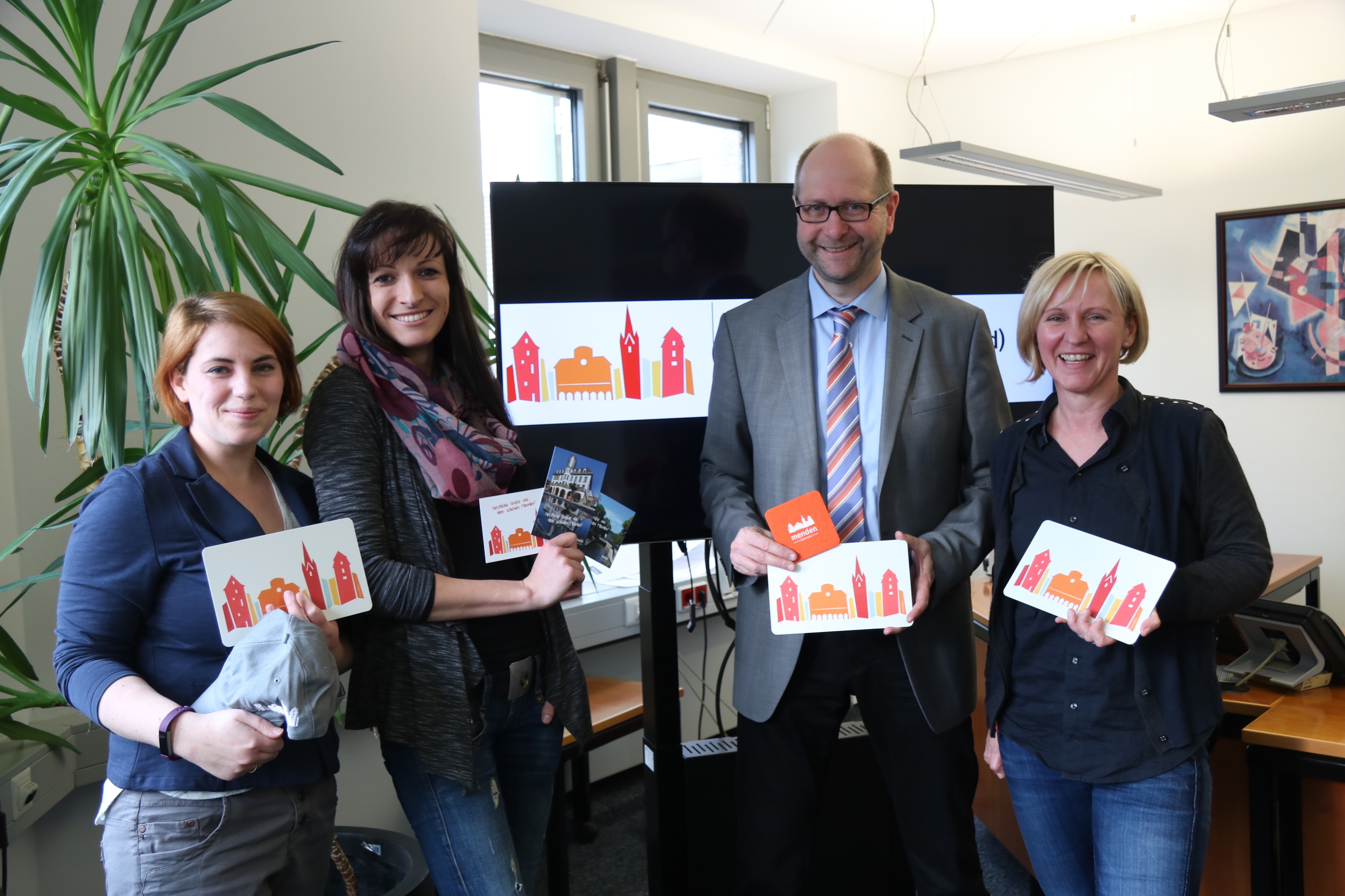 Stadt, WSG und Designer freuen sich, das neue Logo präsentieren zu können. Foto: Stadt Menden
