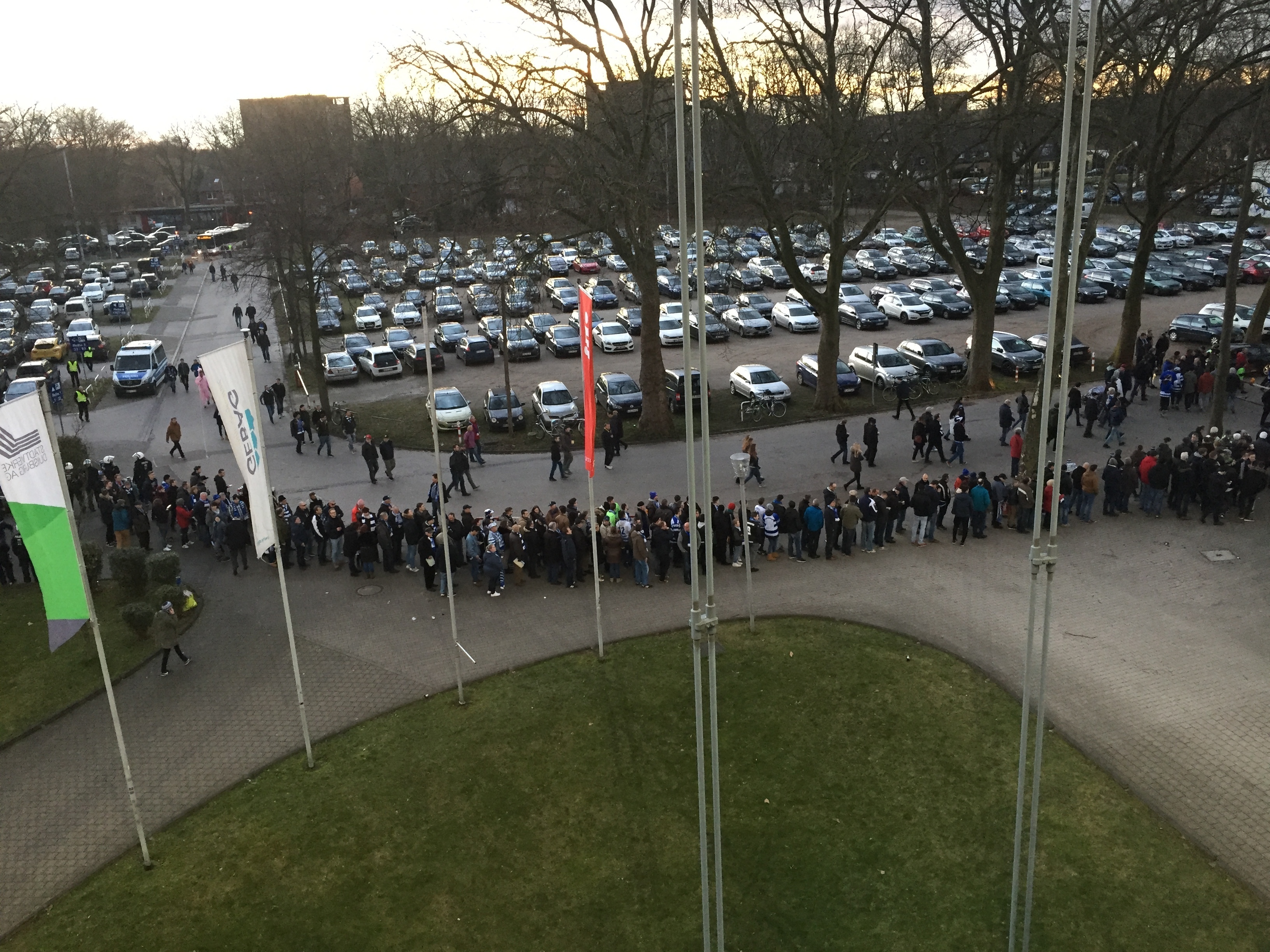 Aufgrund der verschärften Sicherheitsvorkehrungen war bei den Zuschauern heute viel Geduld am Eingang gefragt. Das Spiel wurde 15. Minuten später angepfiffen