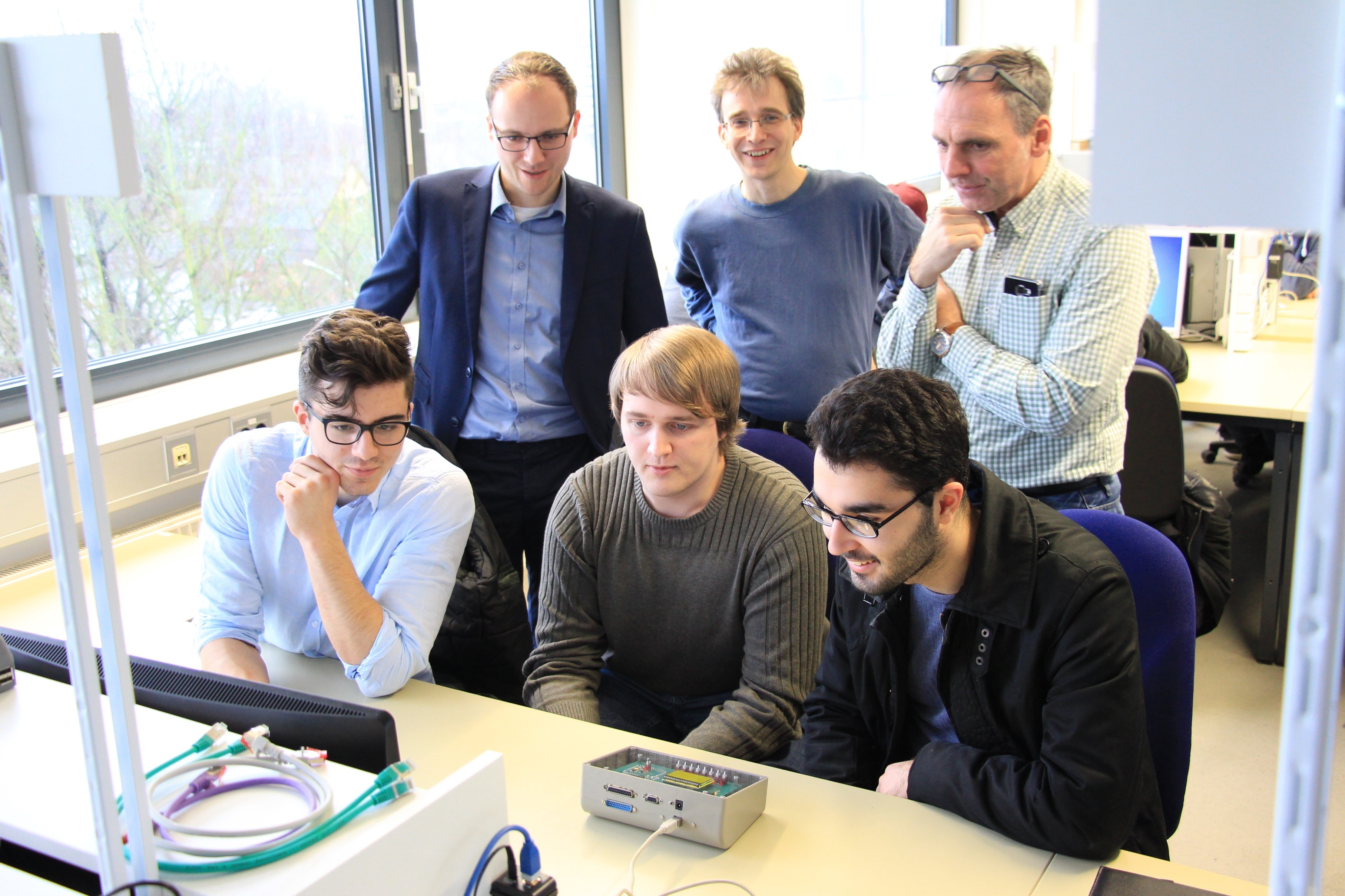 Bei einem betreuten Praktikum knüpften die Schüler erste Kontakte zu den Studierenden und programmierten gemeinsam mit diesen. Julian Pflichtenhöfer (hintere Reihe links) hatte die Fahrt nach Hagen organisiert.