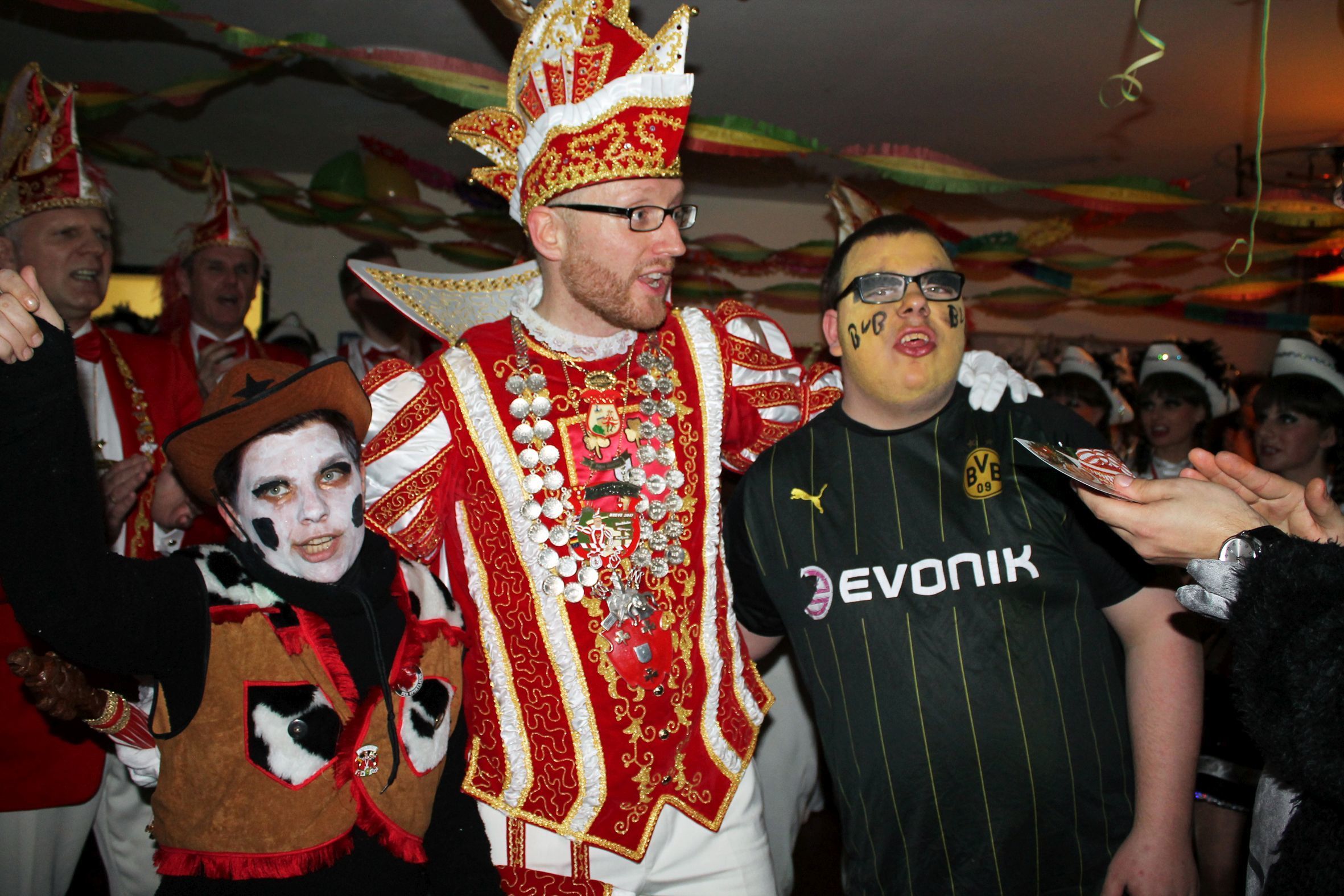 Gemeinsames Singen und Schunkeln mit dem Klever Prinz brachte große Freude