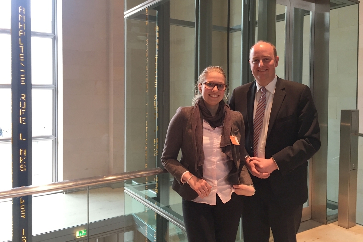 Die Essener Teilnehmerin des Girls' Day 2016, Katharina-Sophie Basenau, und Matthias Hauer im Reichstagsgebäude
