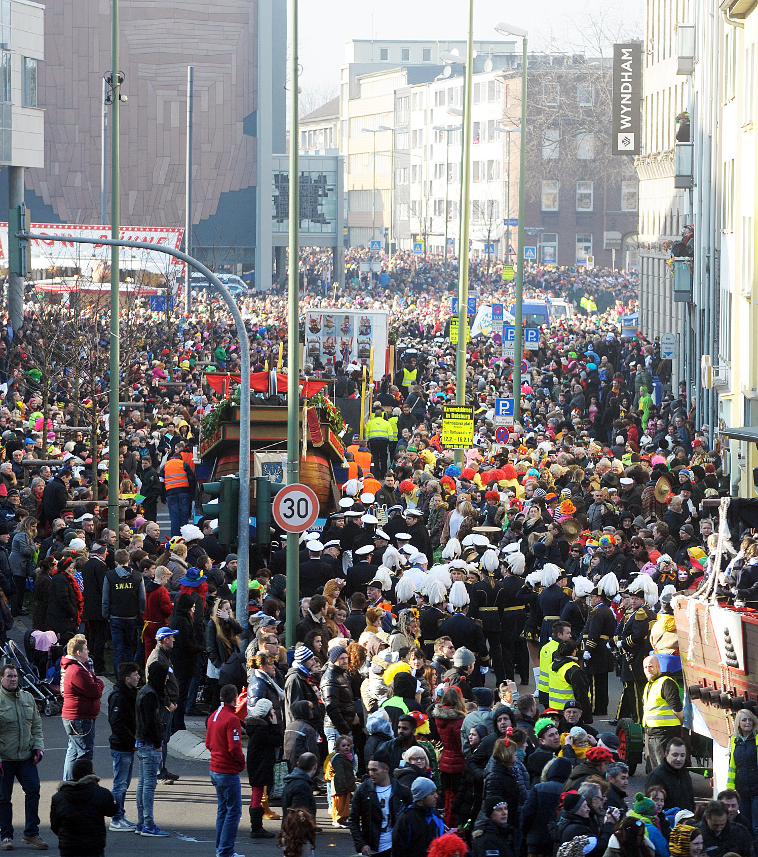 Wenn das Wetter mitspielt, werden sich - wie hier 2015 - wieder Zehntausende den Duisburger Rosenmontagszug keinesfalls entgehen lassen. Im vergangenen Jahr musste der närrische Lindwurm wegen einer Sturm-Warnung abgesagt werden, in diesem Jahr die Altweiberparty in Walsum.