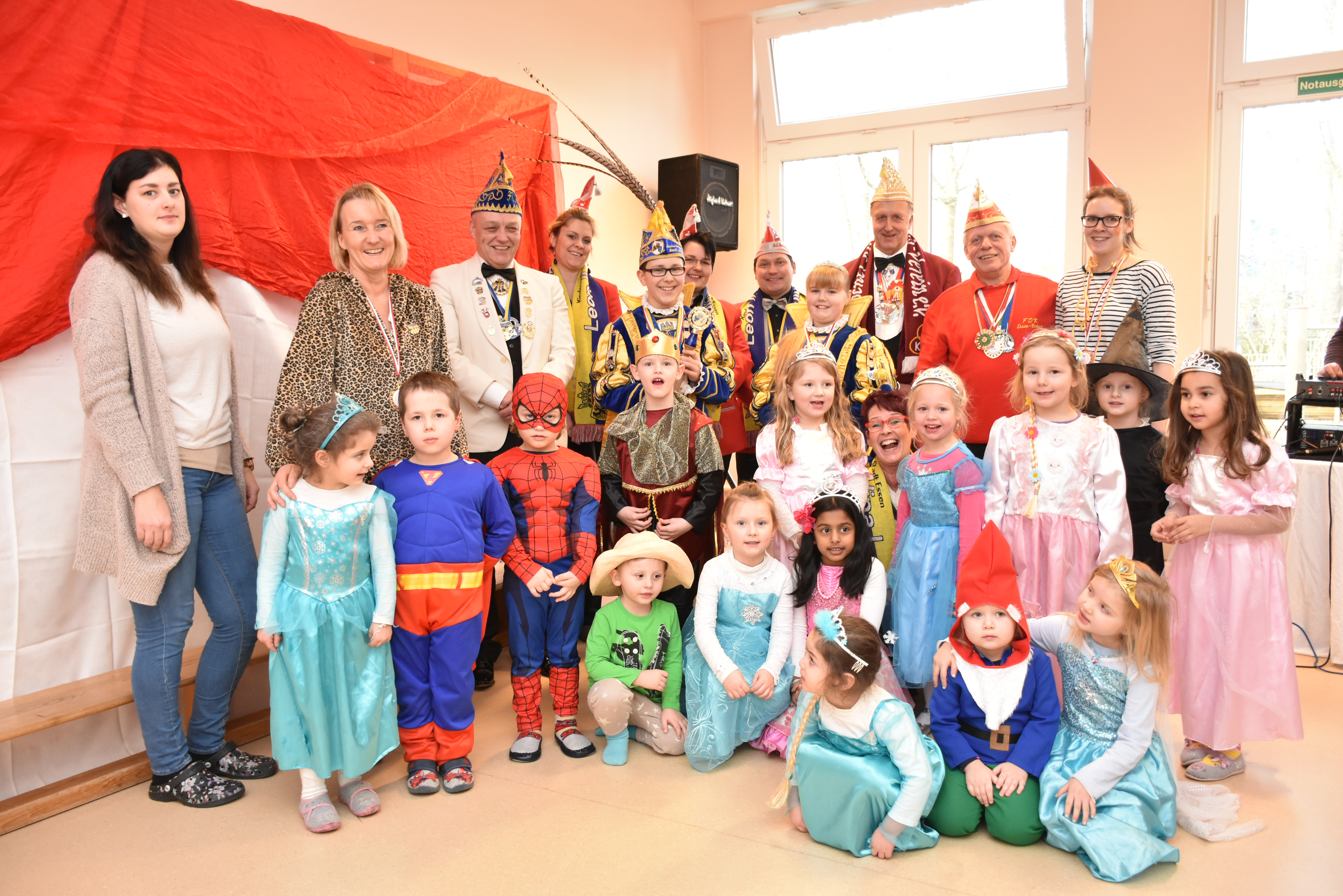 Kinder der Kita des Mirjamhaus sorgten mit ihrem Tanz beim Seniorenkarneval für gute Stimmung.