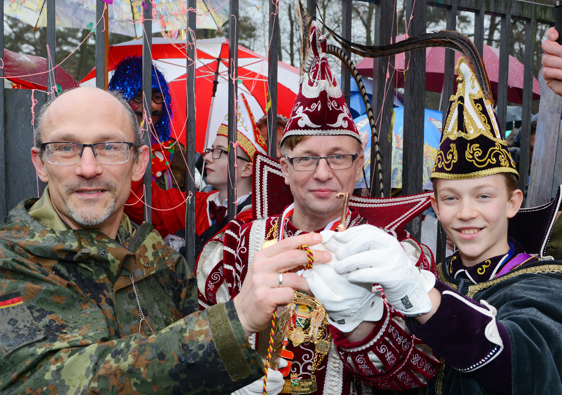 Kleiner Schlüssel, große Wirkung: Auch die Waldkaserne ist nun offiziell in Narrenhand.