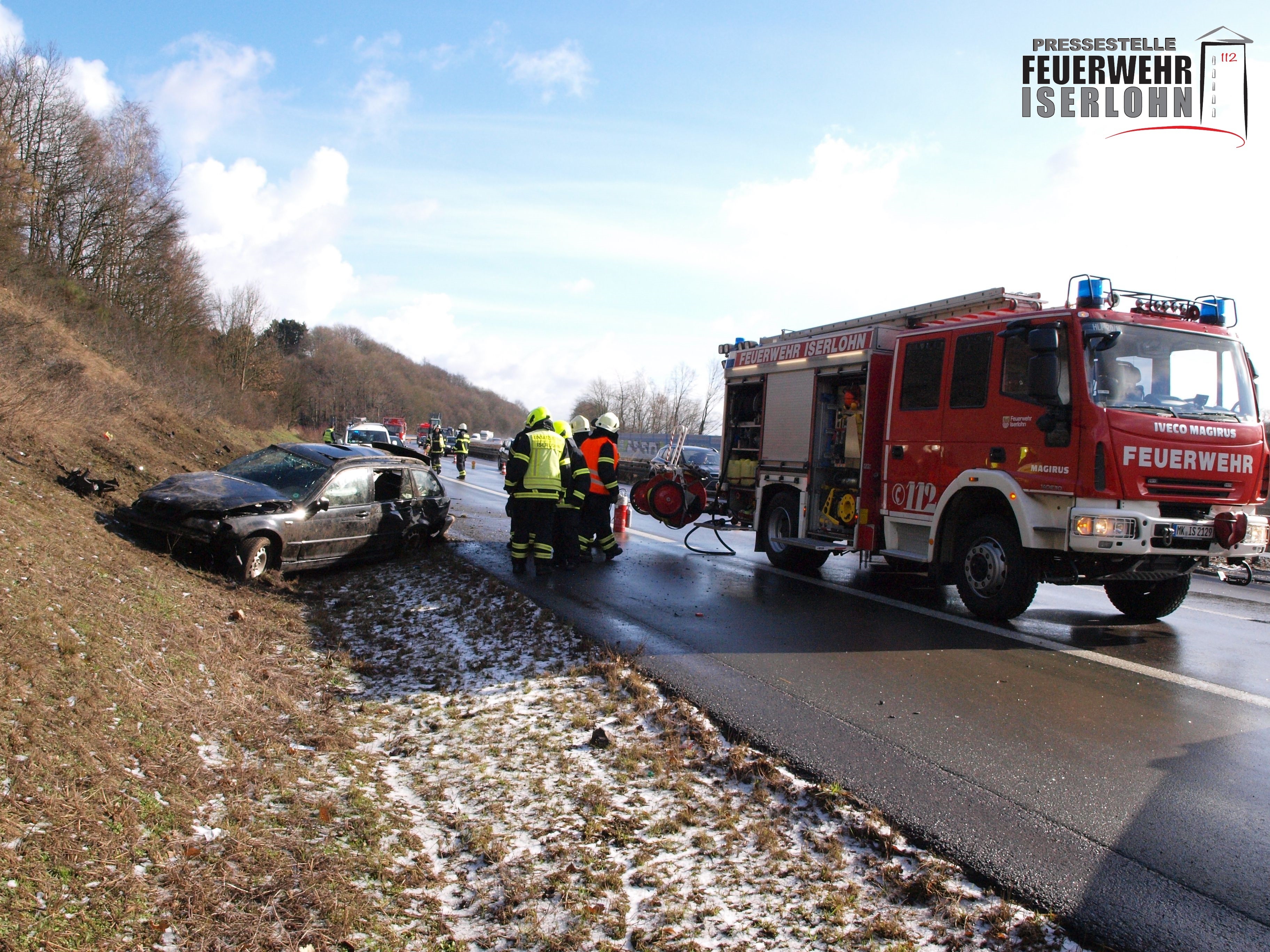 Die Feuerwehr am Unfallort.